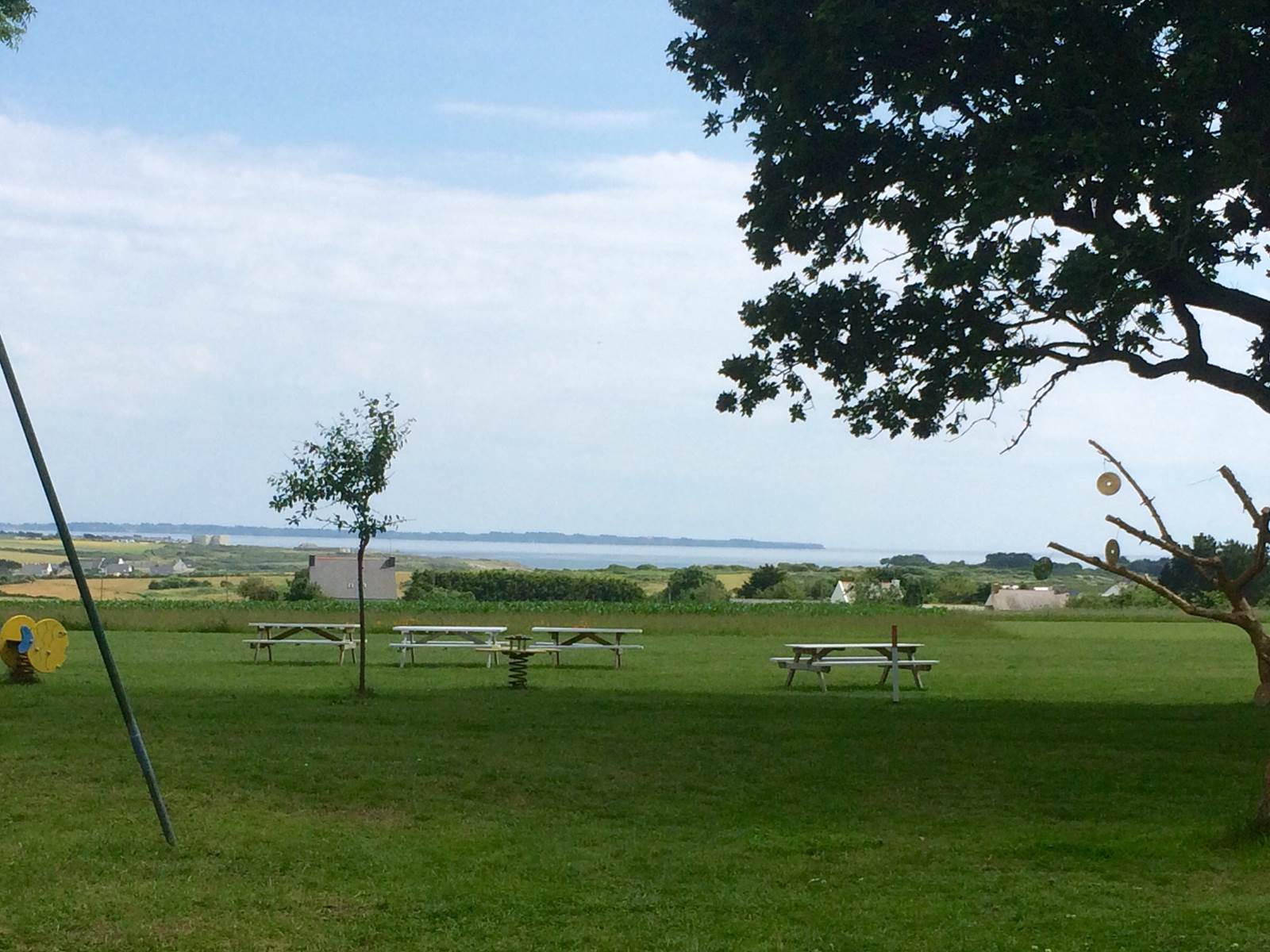 vaste parc de jeux avec vue mer