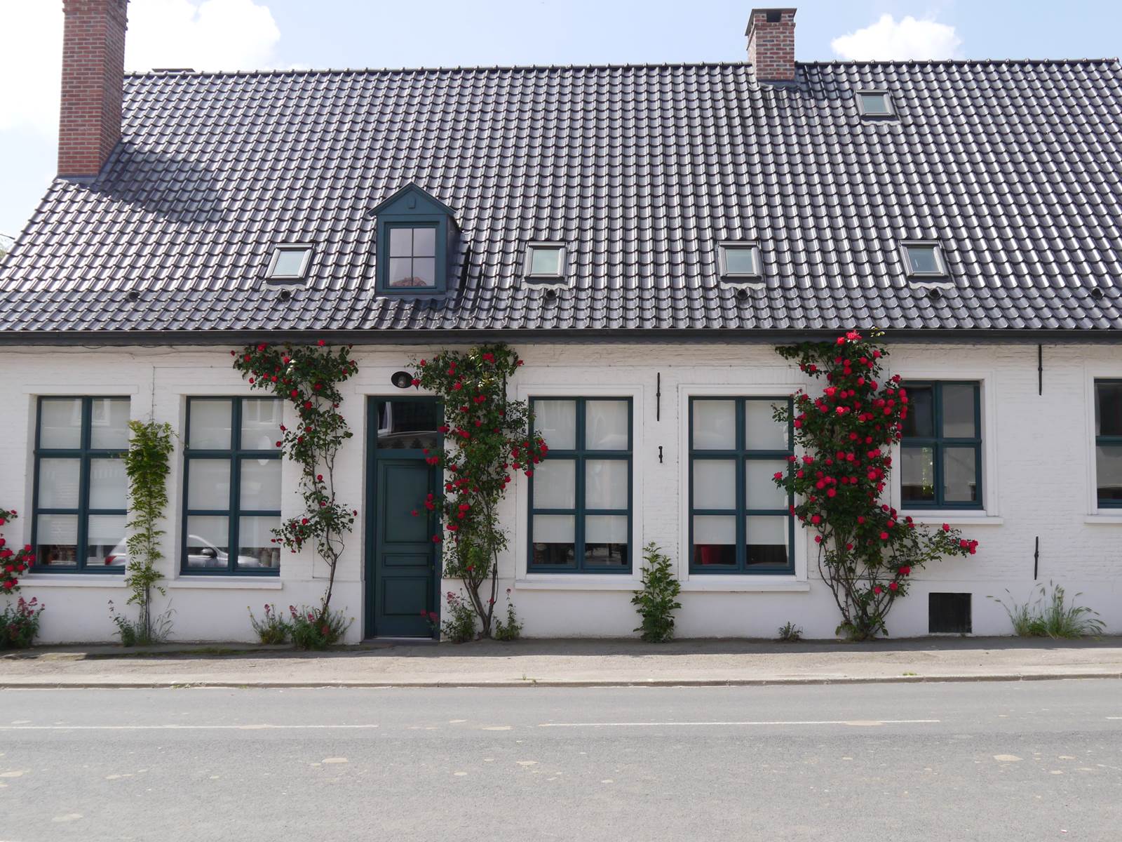 La maison se situe au coeur du village de Winnezeele, à quelques kilomètres de Steenvoorde, Herzeele, ou encore Wormhout