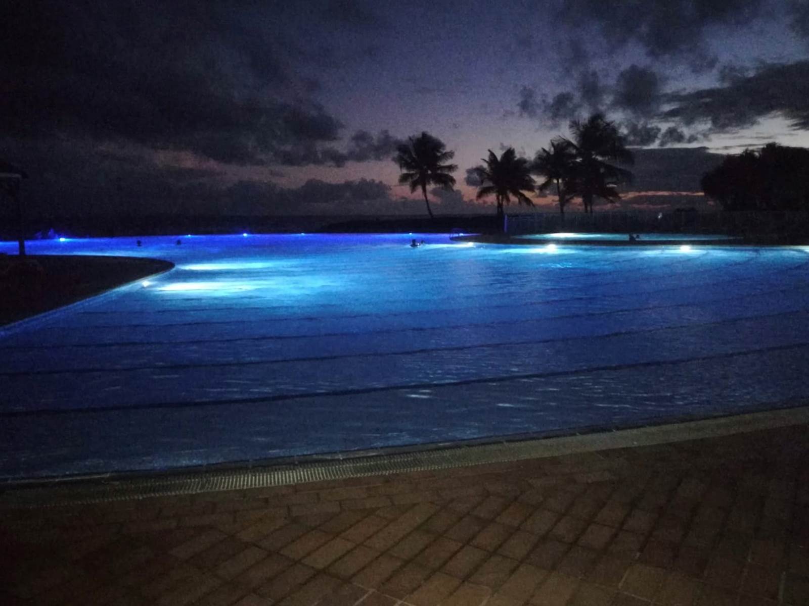 Piscine commune de nuit