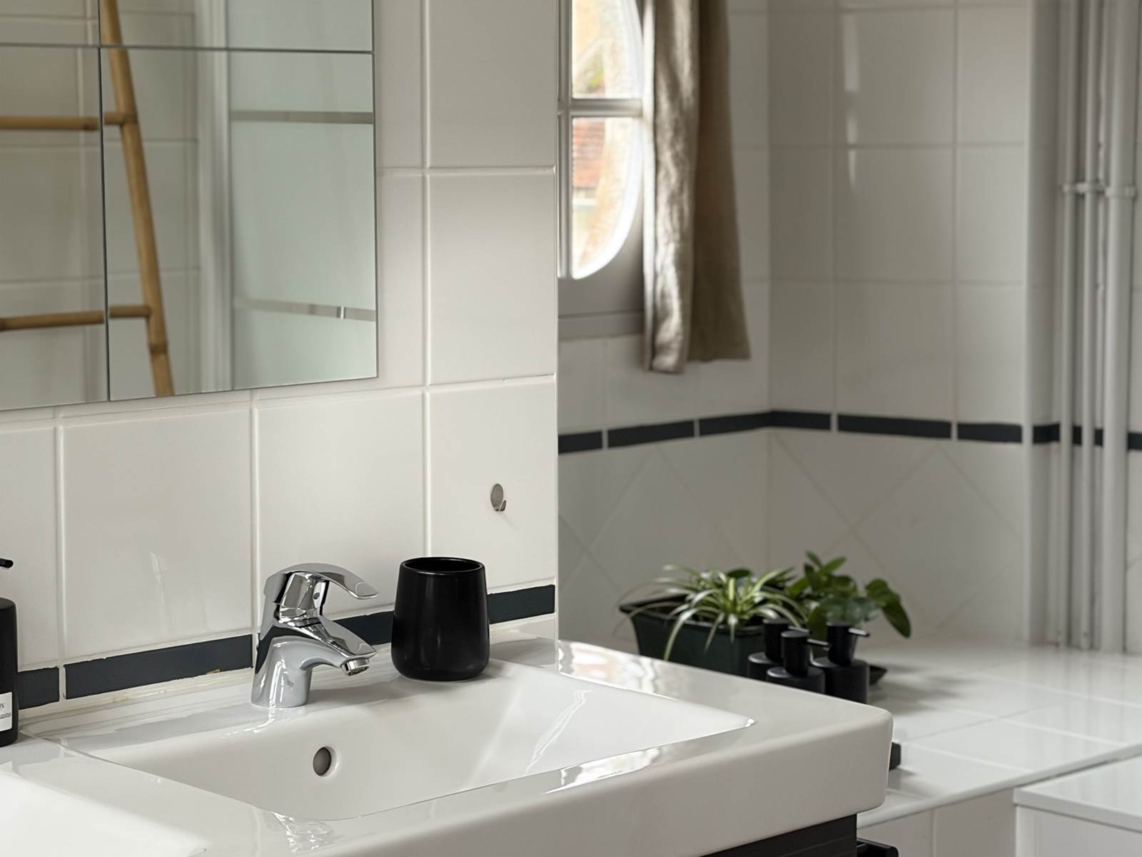 maison-jazey-salle-de-bain-carrelage-blanc