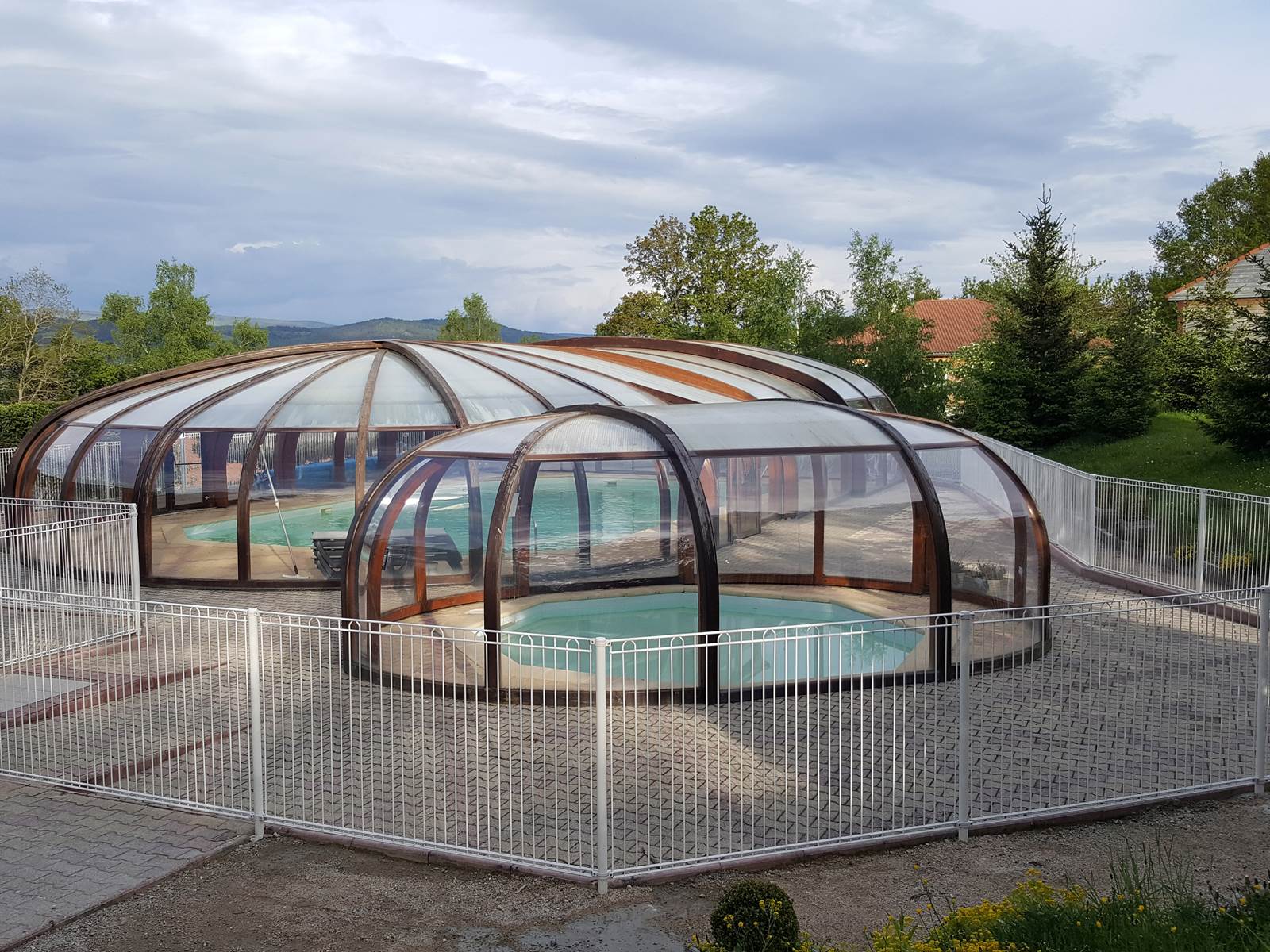 La piscine et sa pataugeoires,sous abri, pour un confort de bain "tous temps"