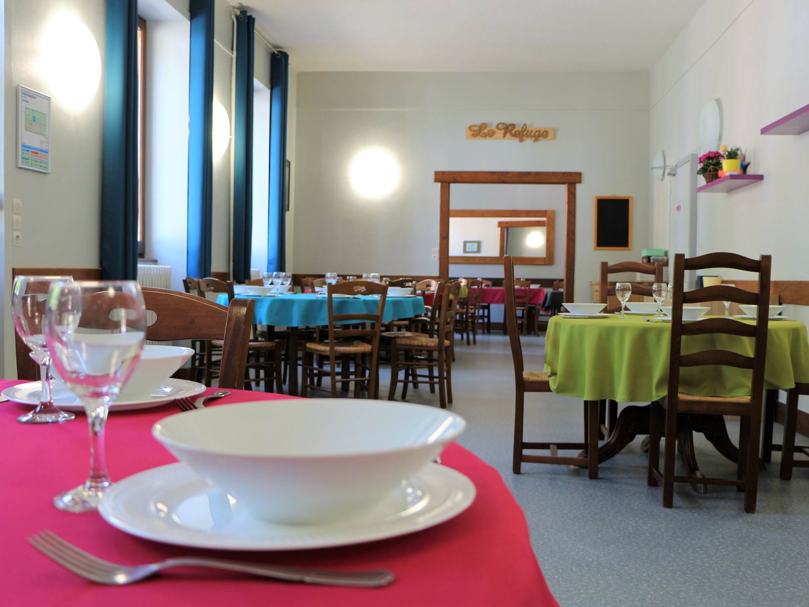 05 le refuge SALLE A MANGER