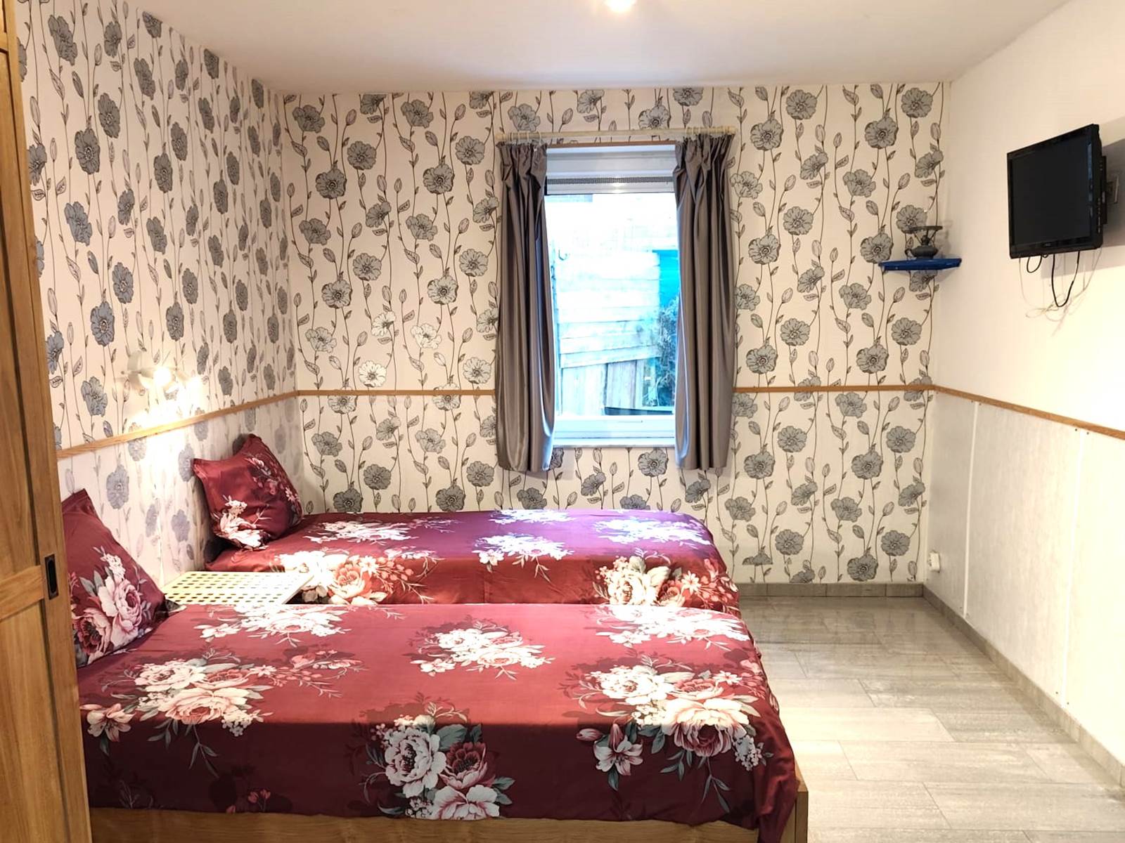 La chambre du rez de chaussée accueille 2 personnes en chaises roulantes