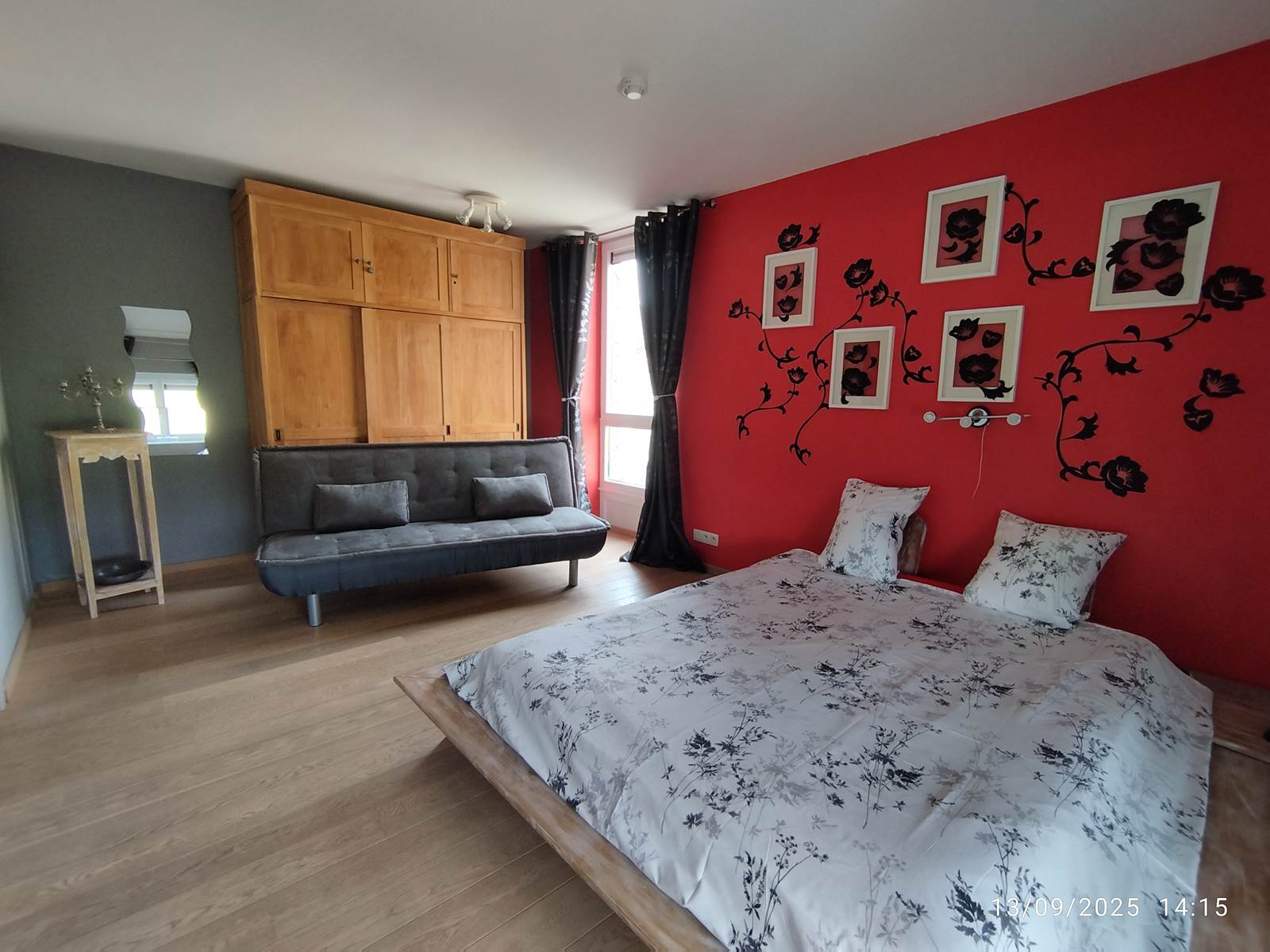 La chambre rouge peut loger 4 personnes