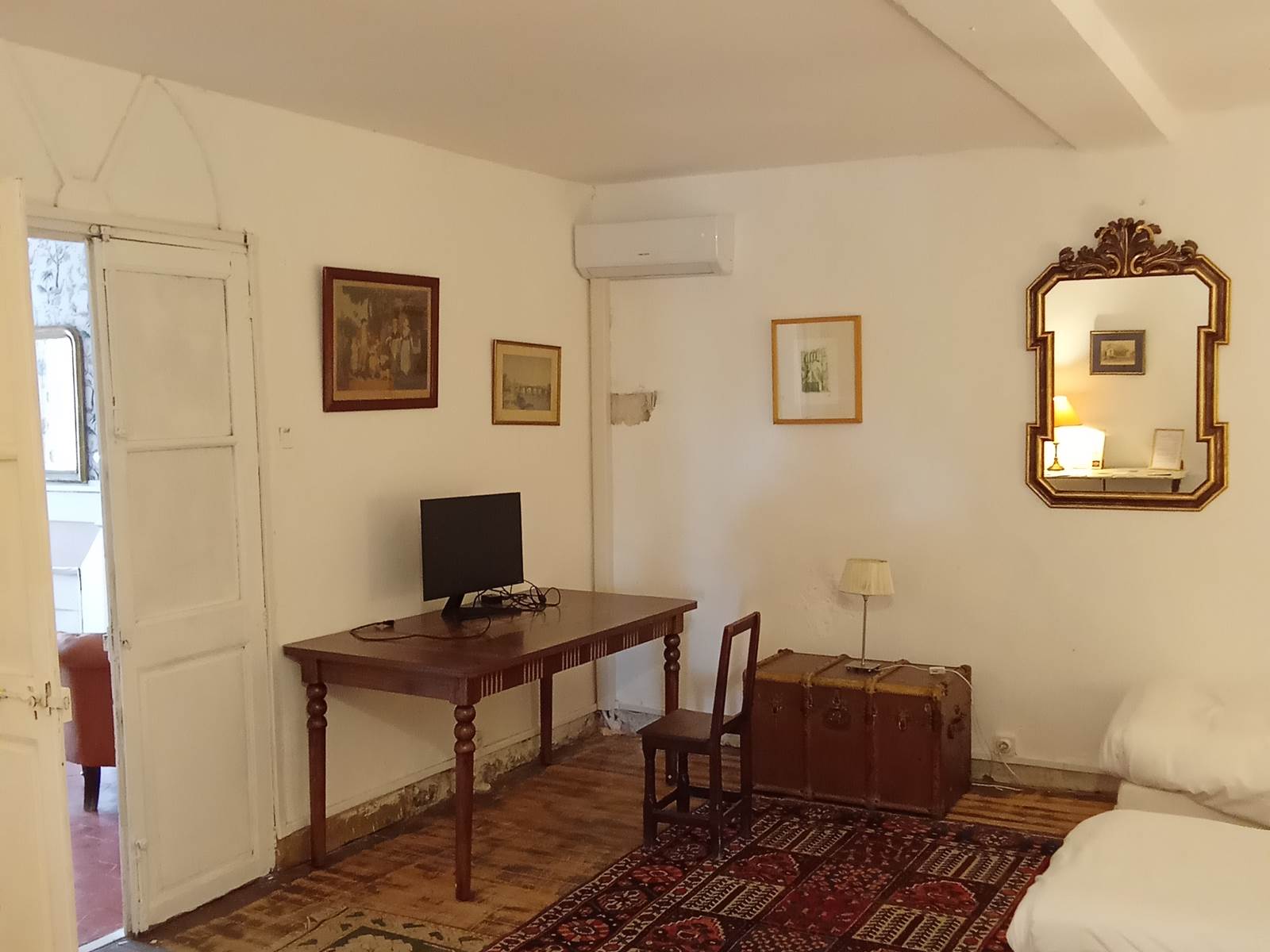 Le Mas Palegry chambres d'hôtes Perpignan - Chambre n°4 suite aux oiseaux une chambre parentale avec un lit double. Une chambre avec 3 lits simples, un grand bureau et une table en marbre. Une salle de bains