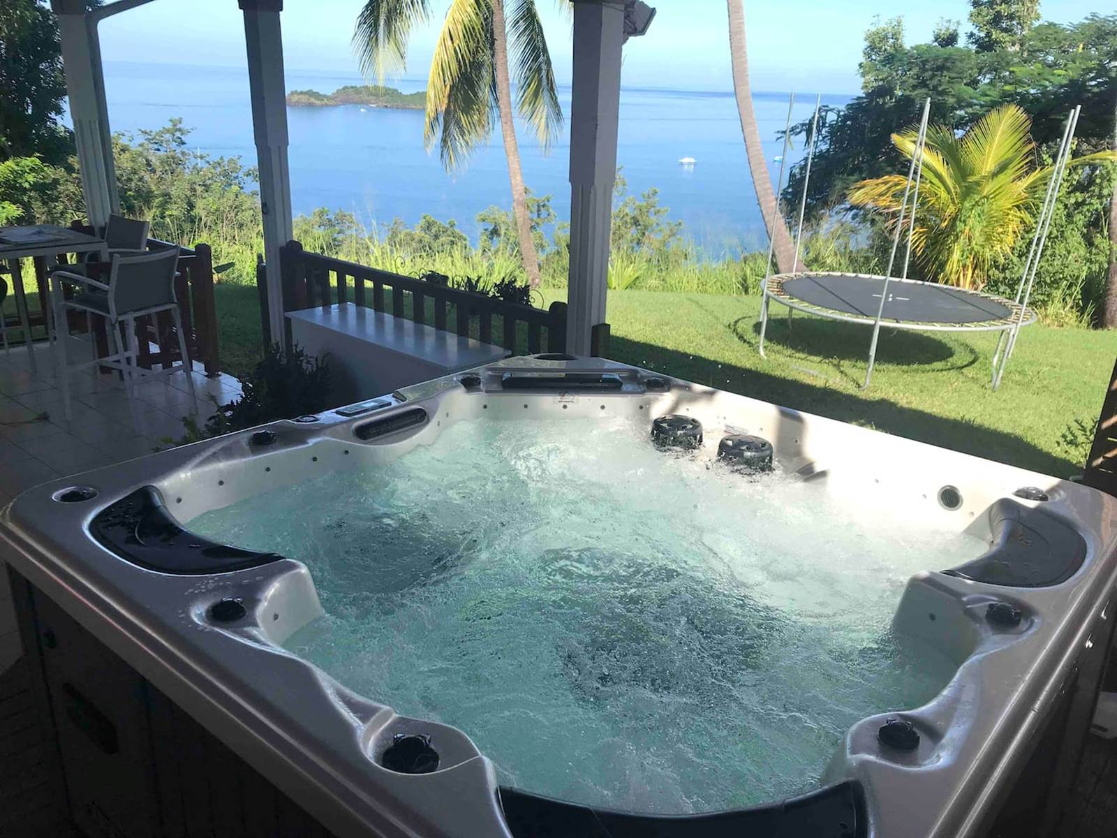 Jacuzzi sur terrasse des propriétaires accessible sur demande