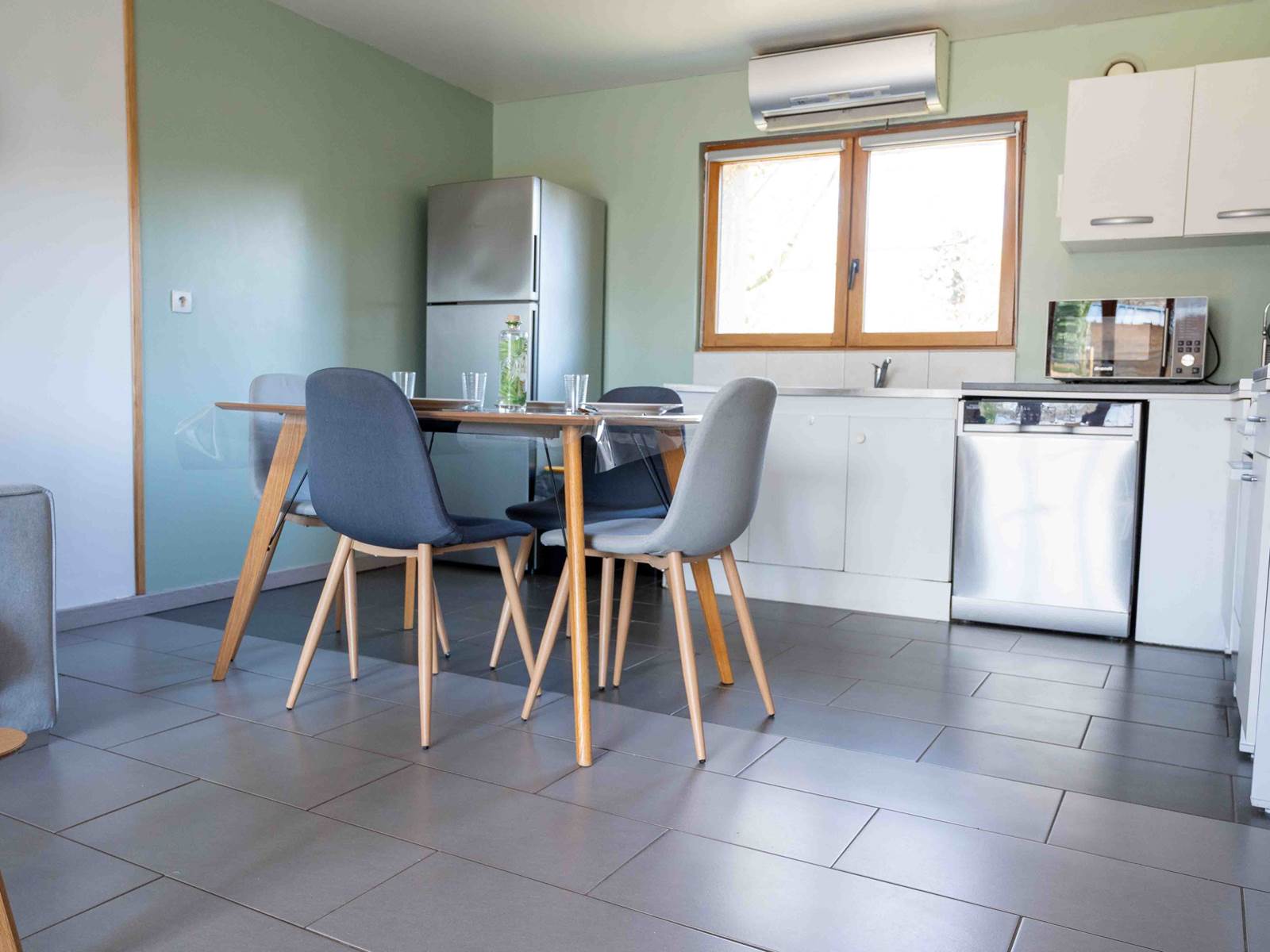 Coin repas avec frigo et petit congélateur