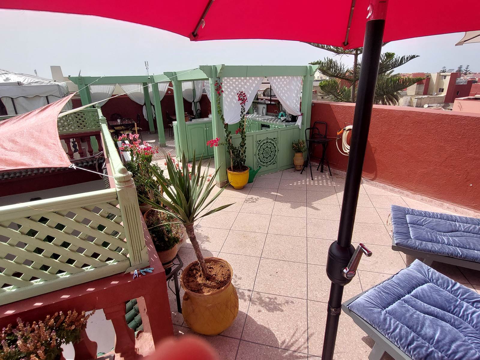 Terrasse_cuisine été depuis parasol