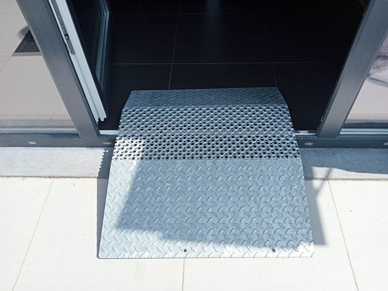 Passage entre le séjour et la terrasse