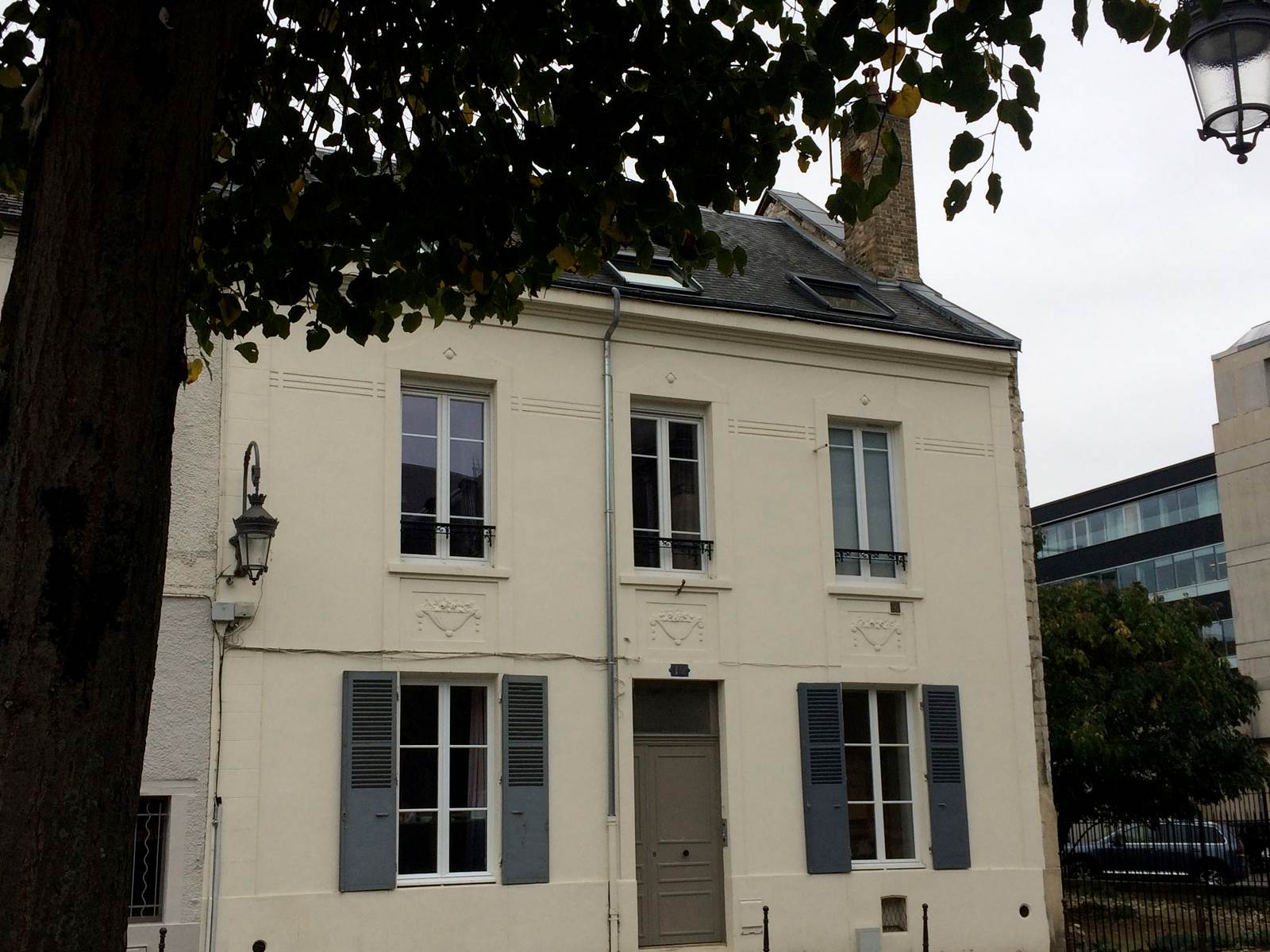 Dans un immeuble décoré de paniers Art déco