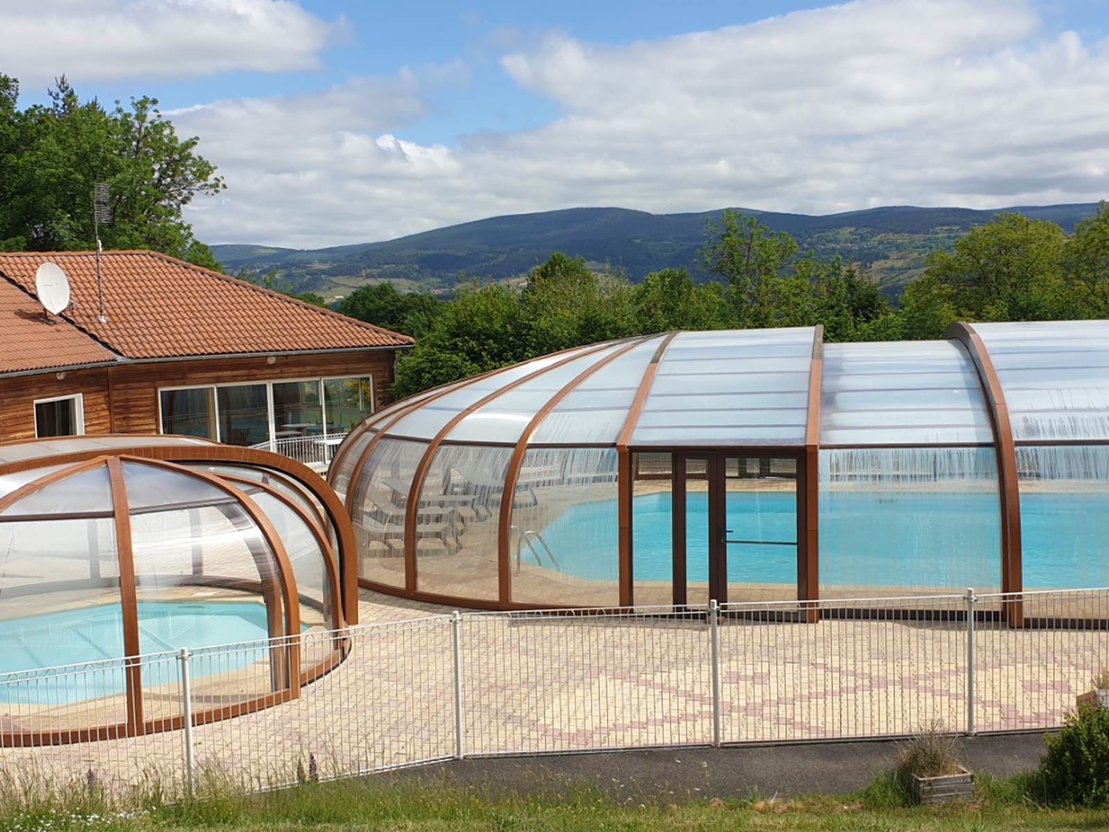 Les abris de piscine ont retrouvé tout leur éclat (photo mai 2022)