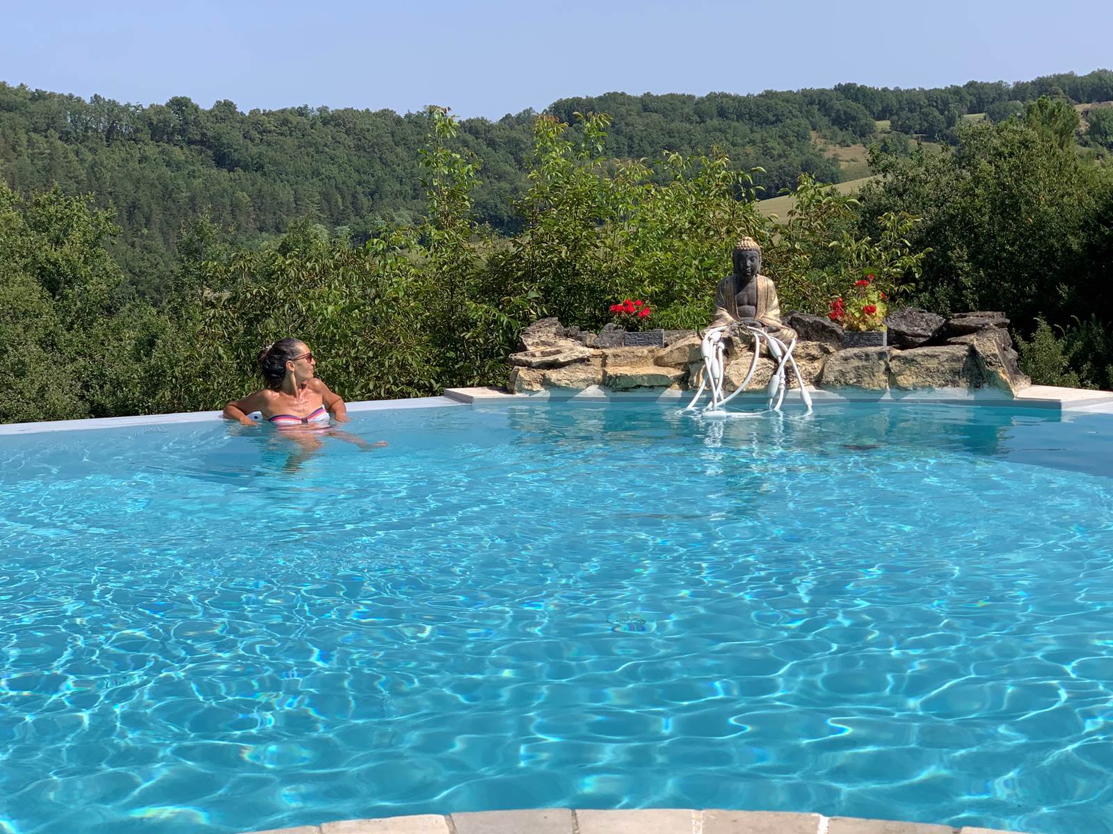 Le bouddha veille sur la piscine