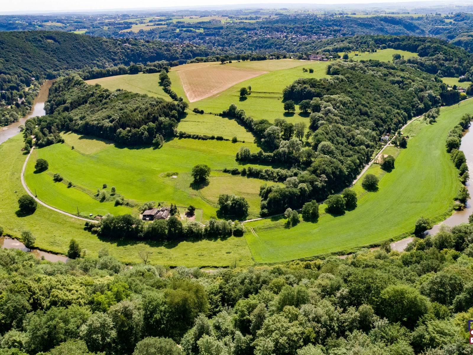 La grande boucle de l'Ourthe photographiée de La Roche aux Faucons