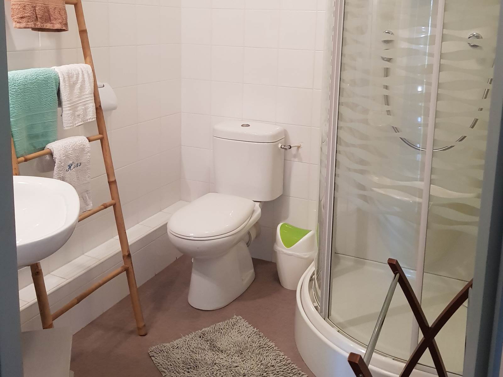 Salle d'eau et WC : chambre avec lit en 140