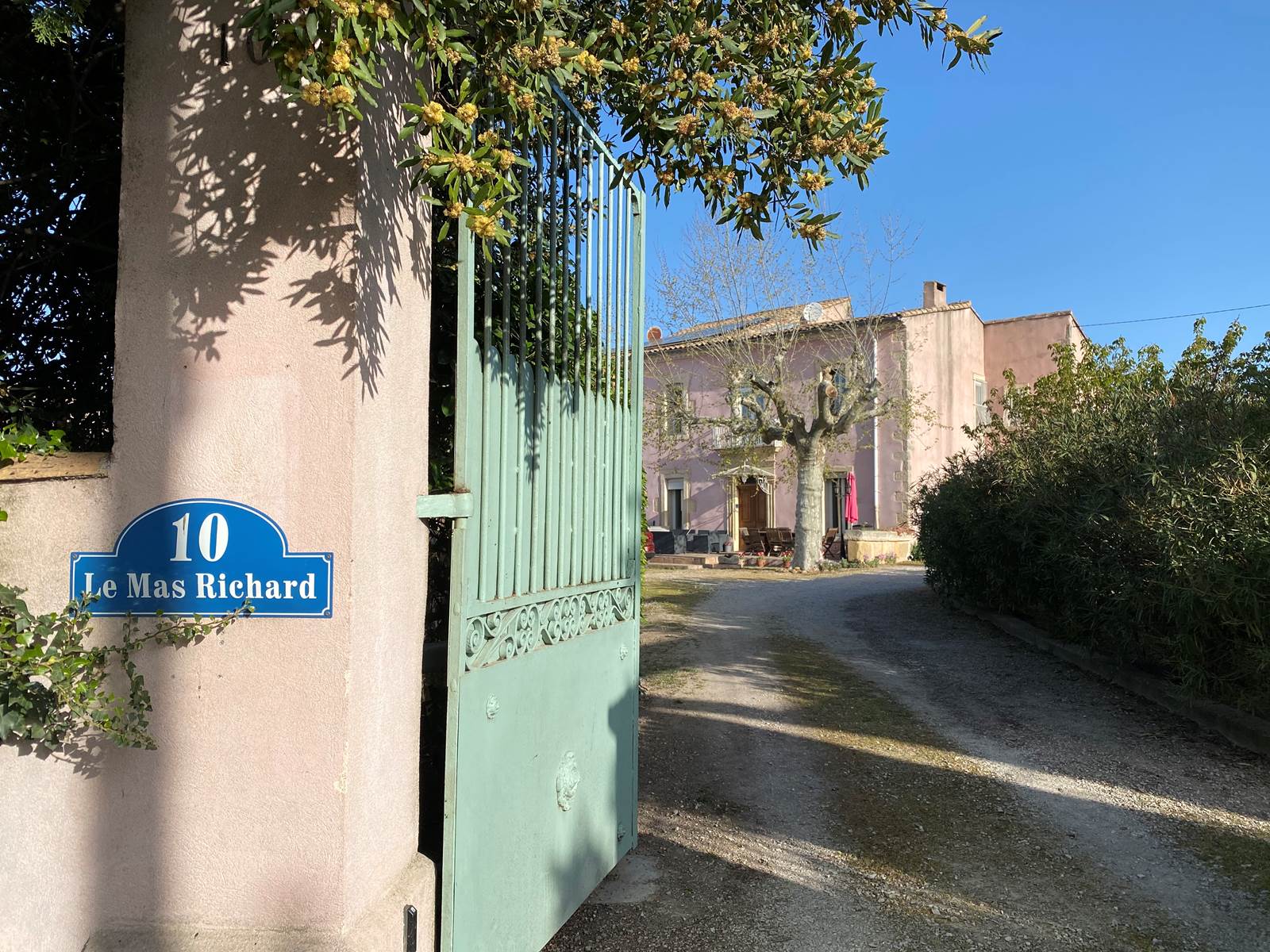 Le portail d'accès du Mas Richard