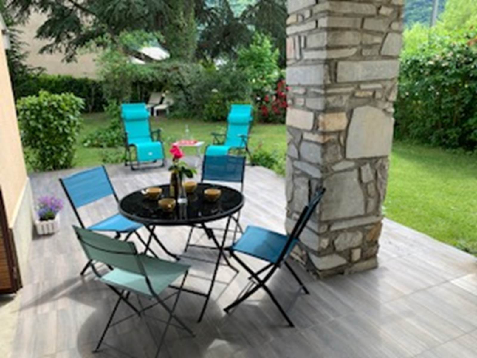 Terrasse ensoleillée avec avec mobilier de jardin