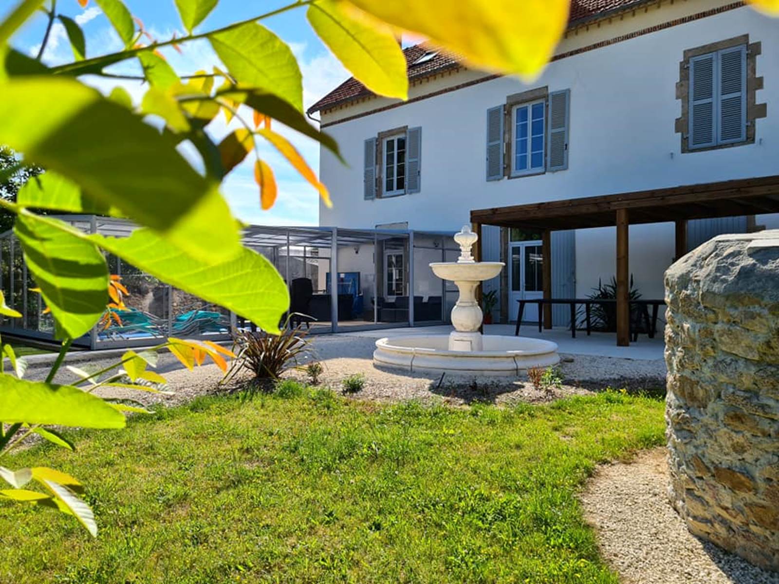 gite-le-lijaly-exterieur-maison-bournezeau-vendee-grande-capacite-famille-vacances.jpg