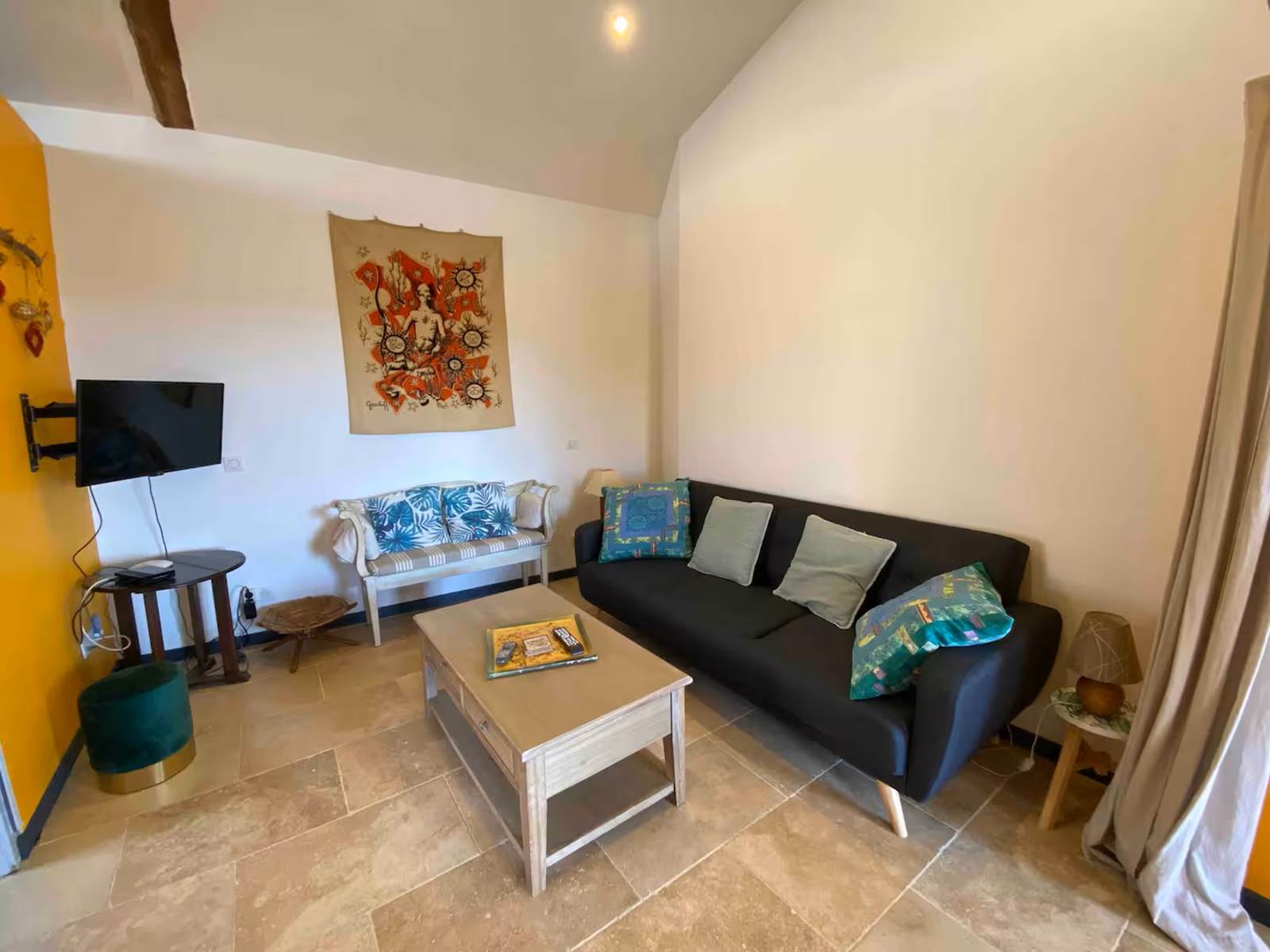 Salon TV Petite Maison canapé lit convertible