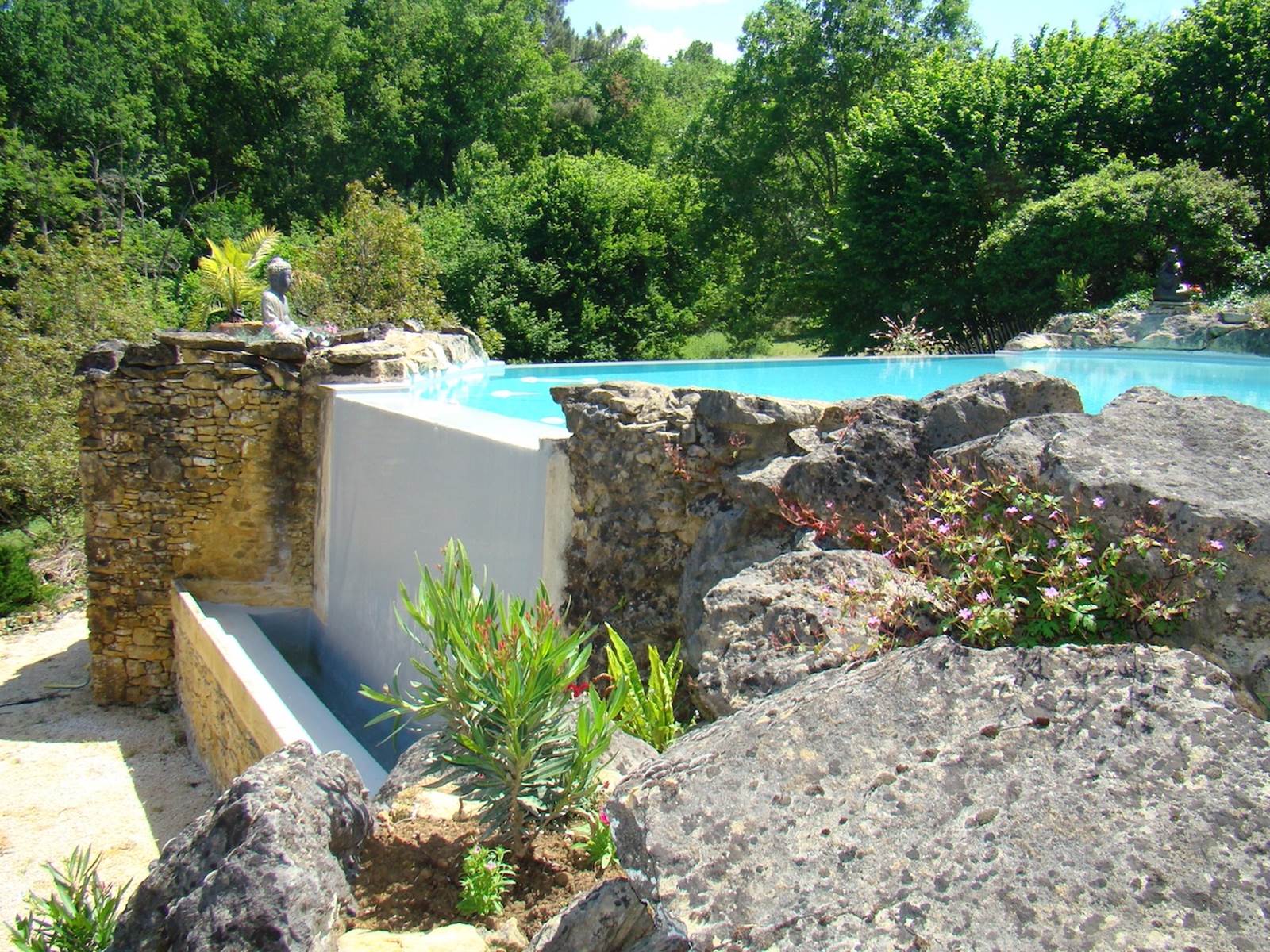 piscine à double débordements et traitée au sel