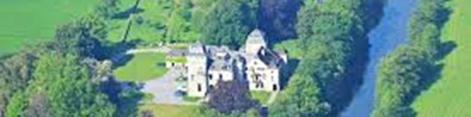 Le château de Lassus logé dans la verdure