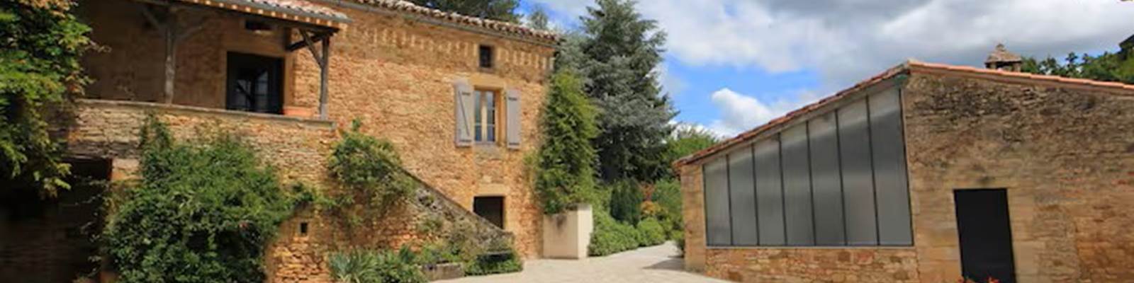 Cour/intérieur/pavée/ensoleillée