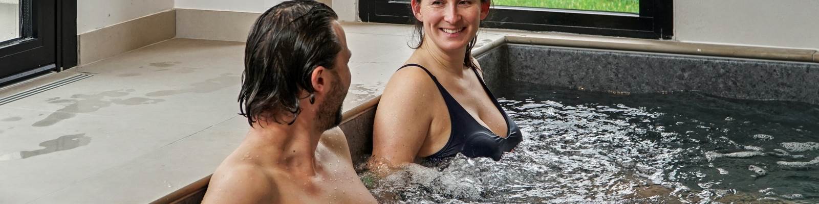 hotel-spa-arradon-piscine-interieure-chauffee-jets-massants