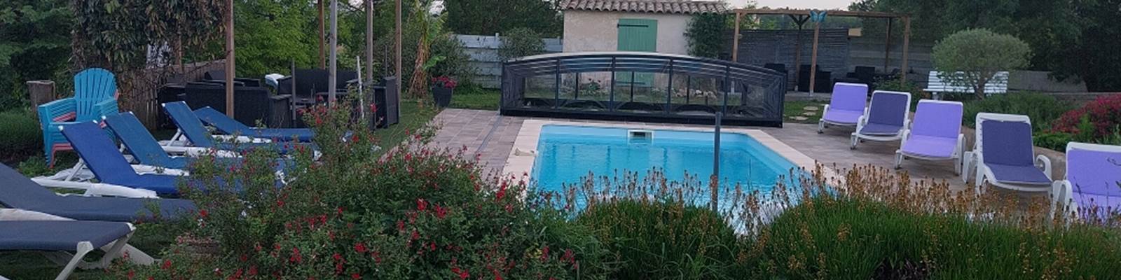 vue piscine avec transats