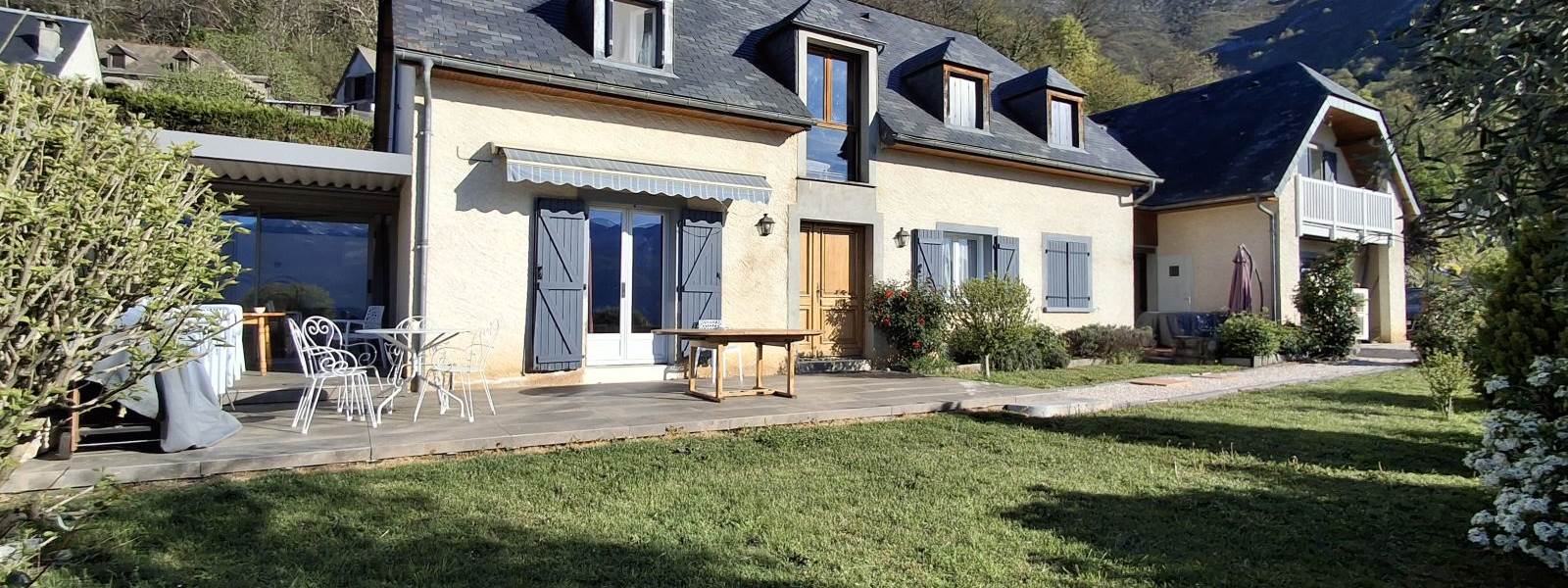 Deux gîtes en haut du village