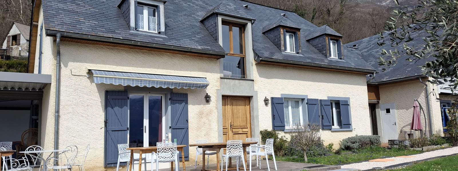 La maison, 13 places, et à droite le gîte, 4 places