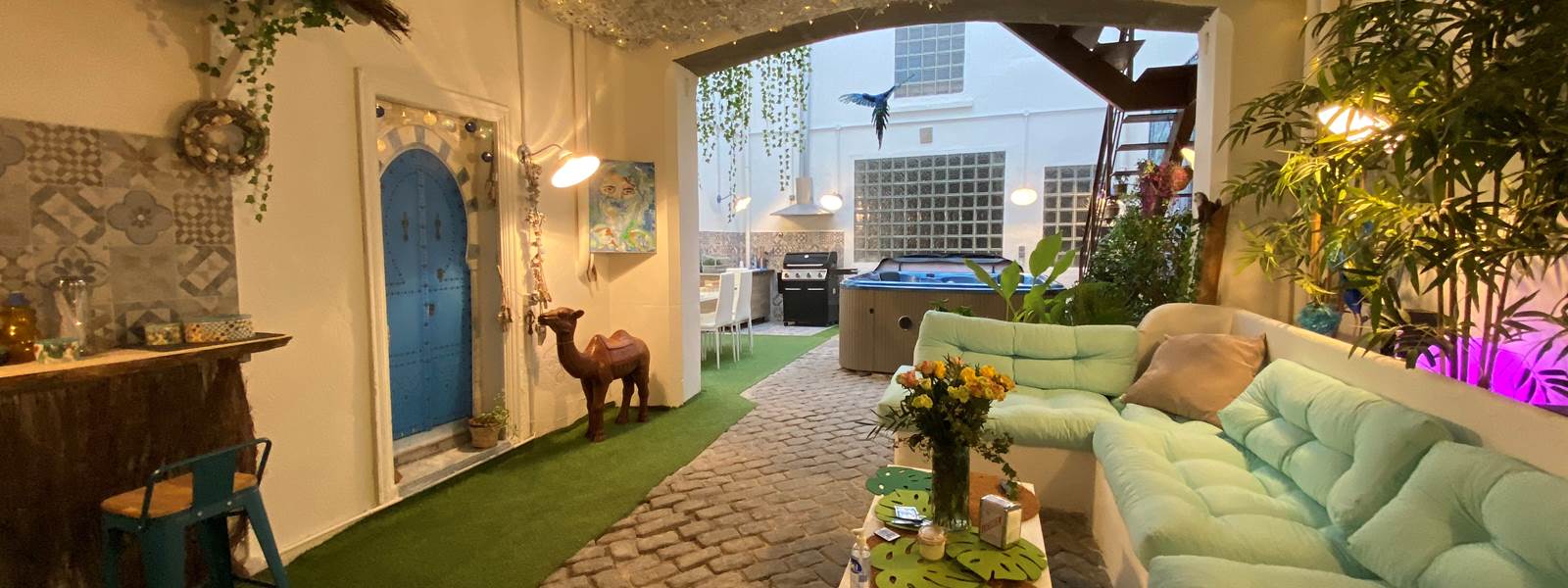 LE PATIO INTERIEUR EN SOIREE