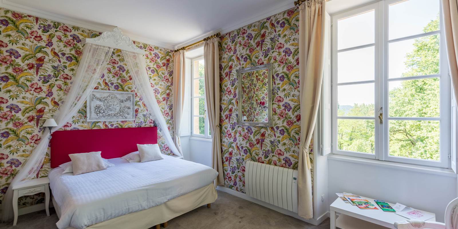 Chambre Perroquets château vue lit