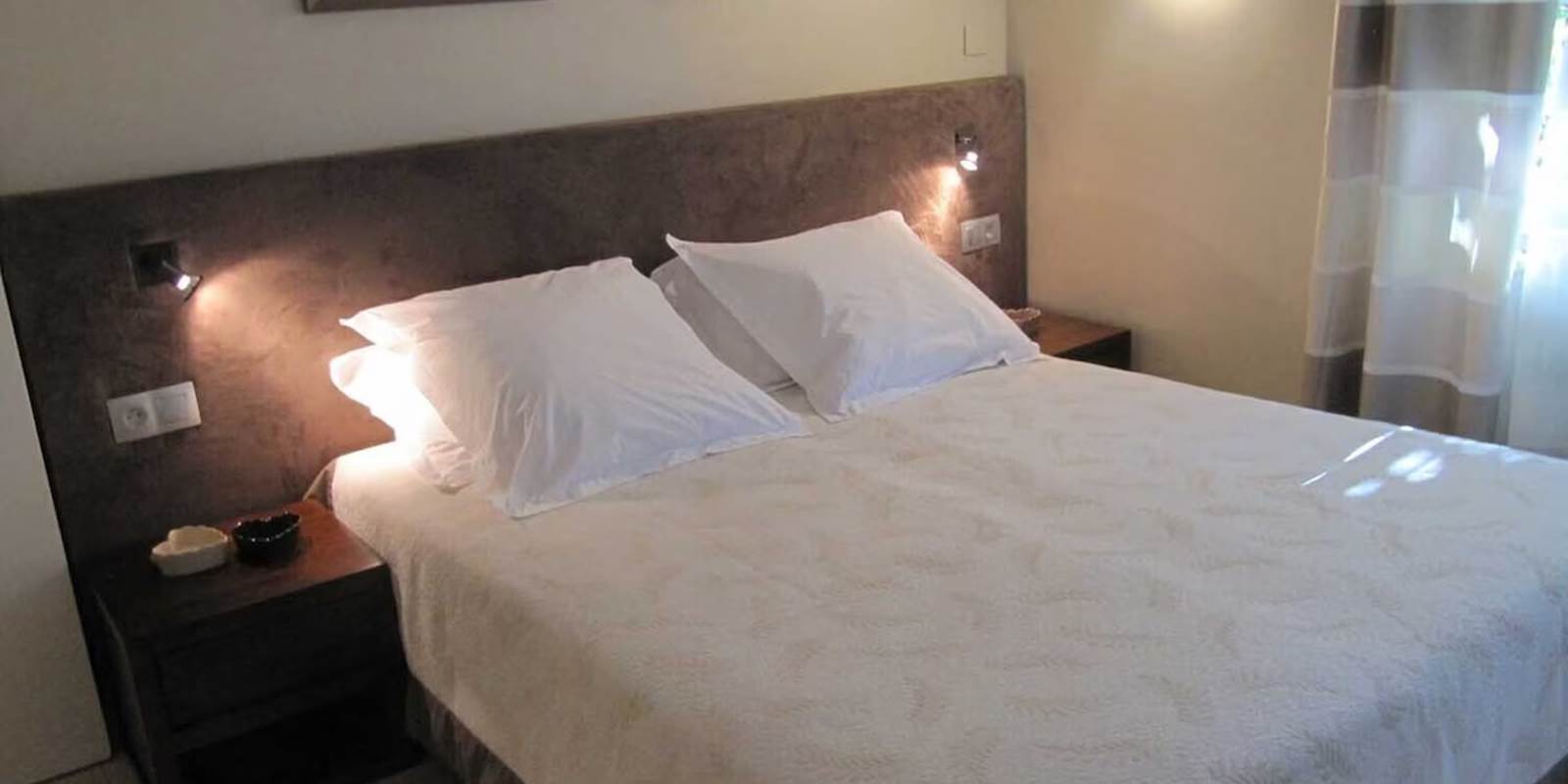 Serenity home_villa_conviviale_chambre_marron