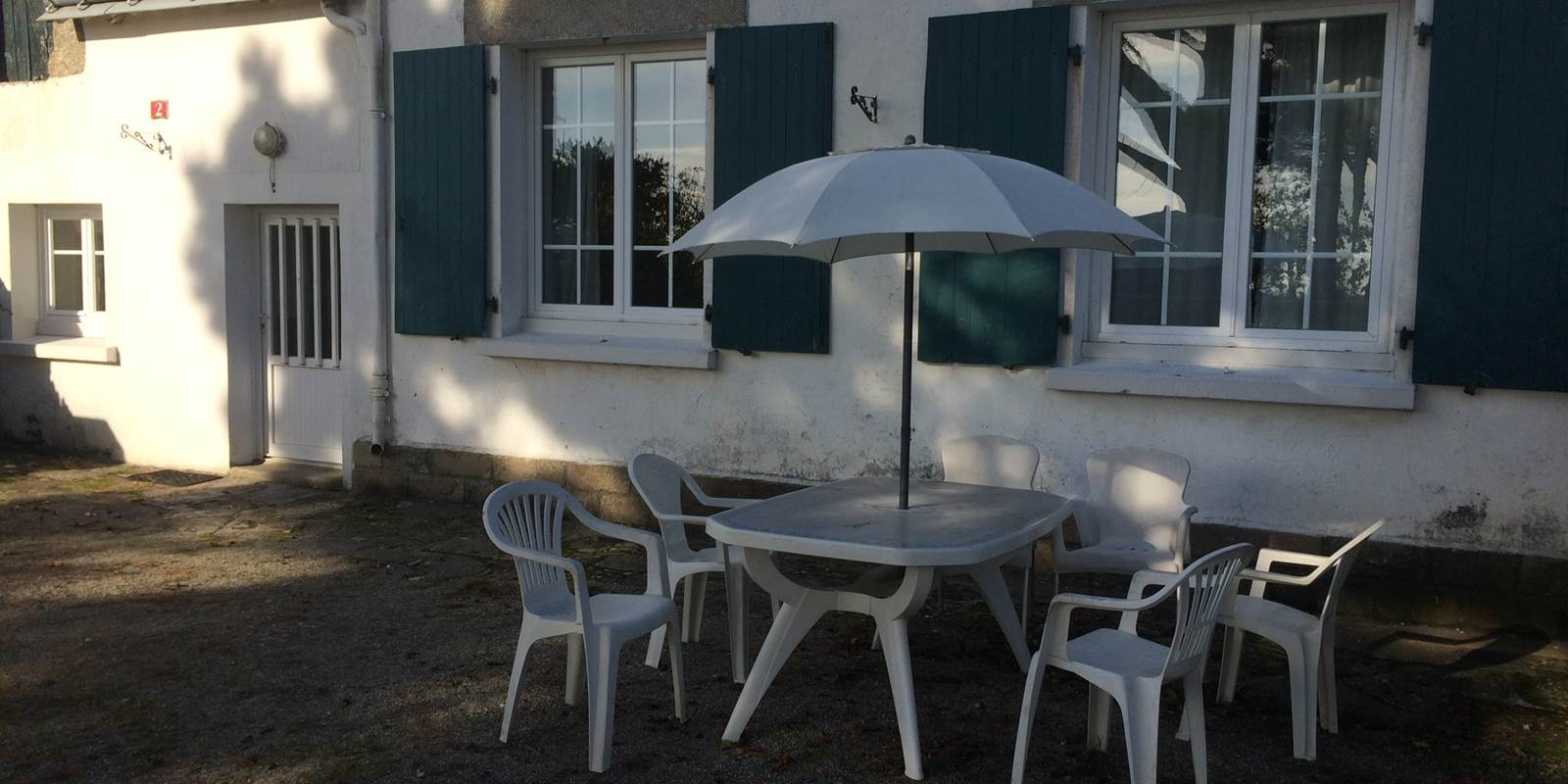 gite pour 7 personnes avec vue sur Groix, vaste parc avec jeux pour enfants, piscine chauffée en saison