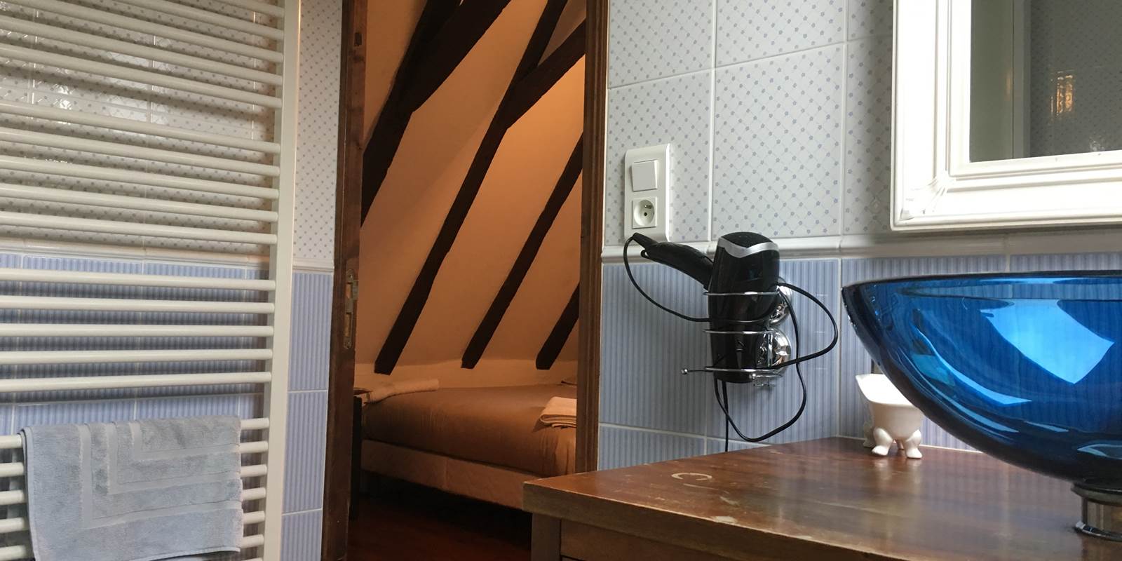 Chambres d'hôtes l'Amphitryon à Oloron Sainte Marie - Chambre Cayolar et sa salle d'eau privative