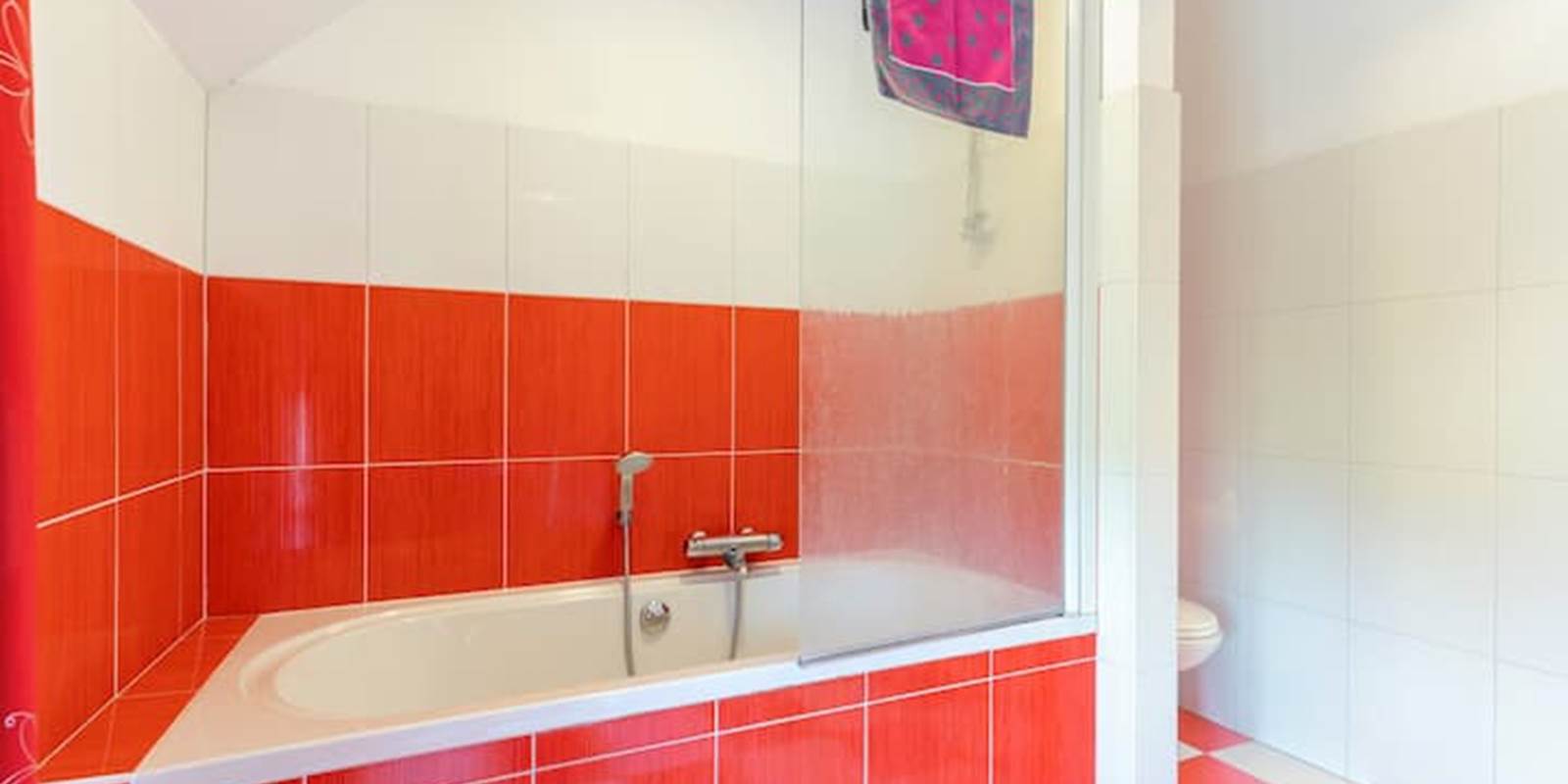 La salle de bain de la chambre Rouge égale à celle de la chambre Fuchsia mais..en concordance au niveau couleur.