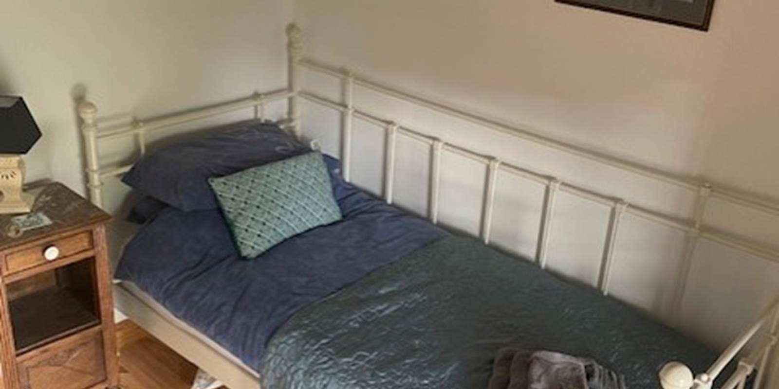 Single bedroom in Water Lilies