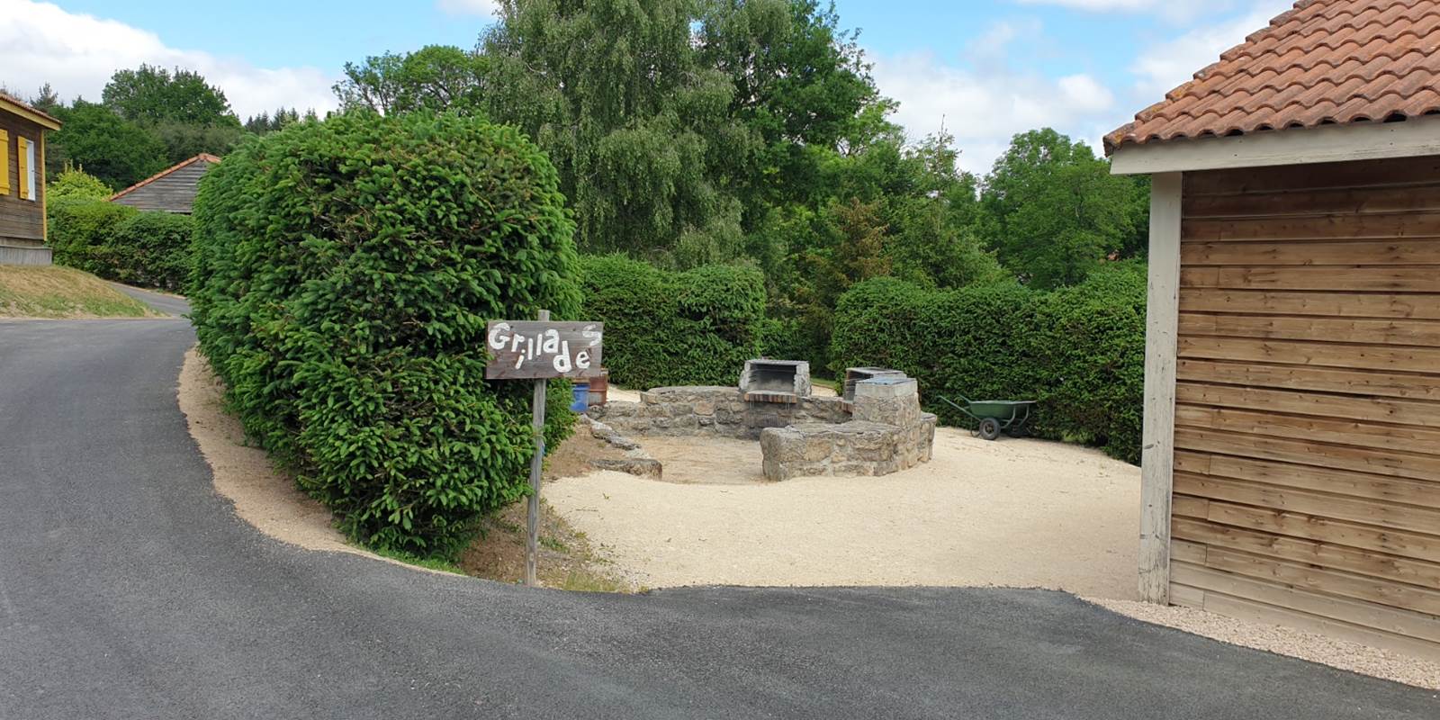 Aire des barbecues (photo mai 2022)