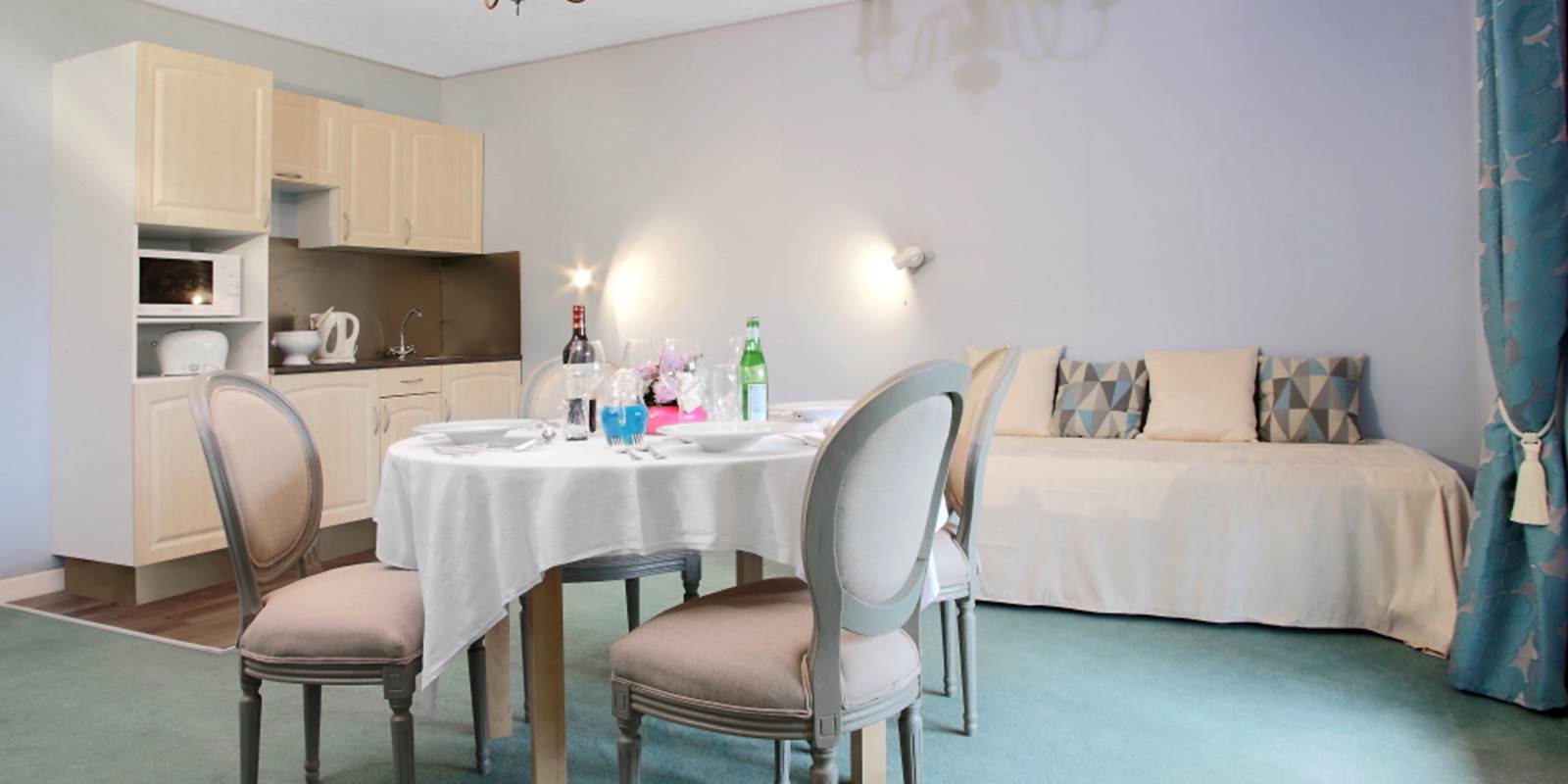 Gîte de charme Junior suite 34 séjour vue cuisine et canapé-lit