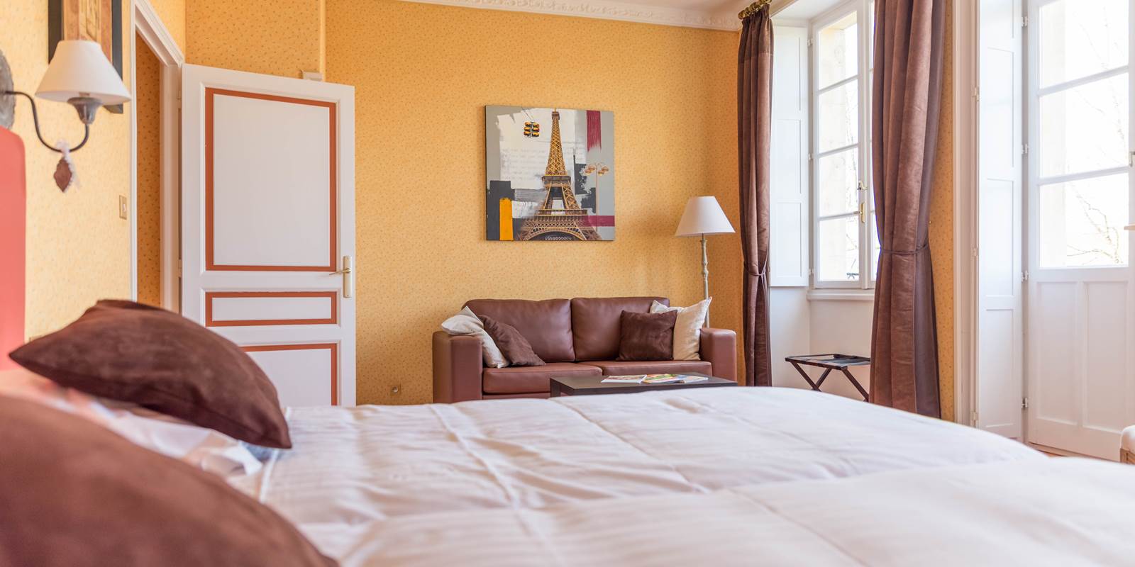 Chambre Jonquille château avec salon canapé