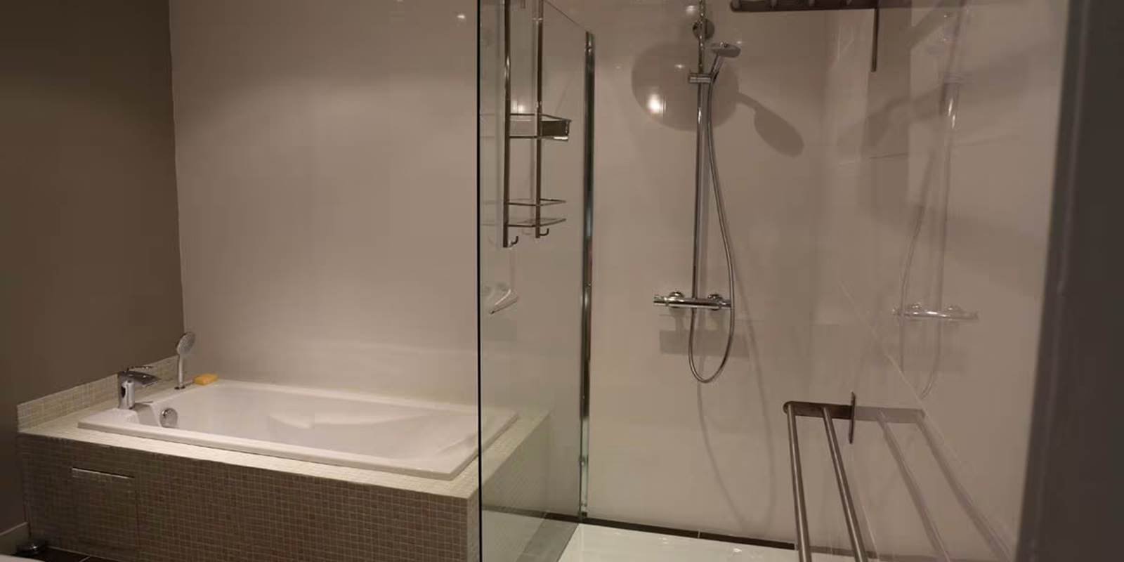 Serenity home_villa_conviviale_salle d'eau_baignoire_douche