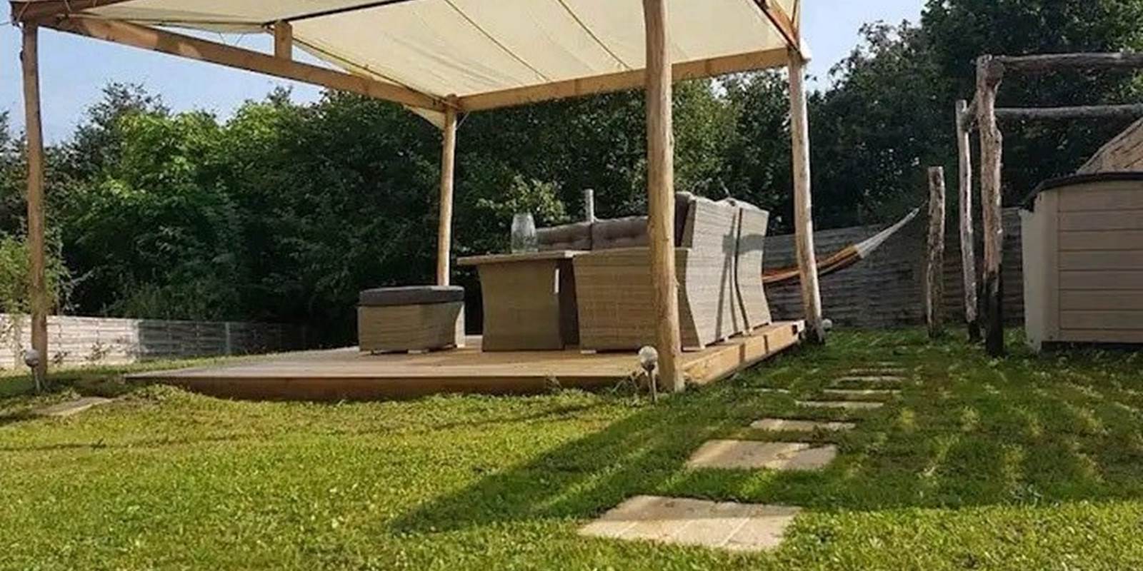 LES-SPAS-INSOLITES-Le-SPA-du-Moulin-Salon-De-Jardin