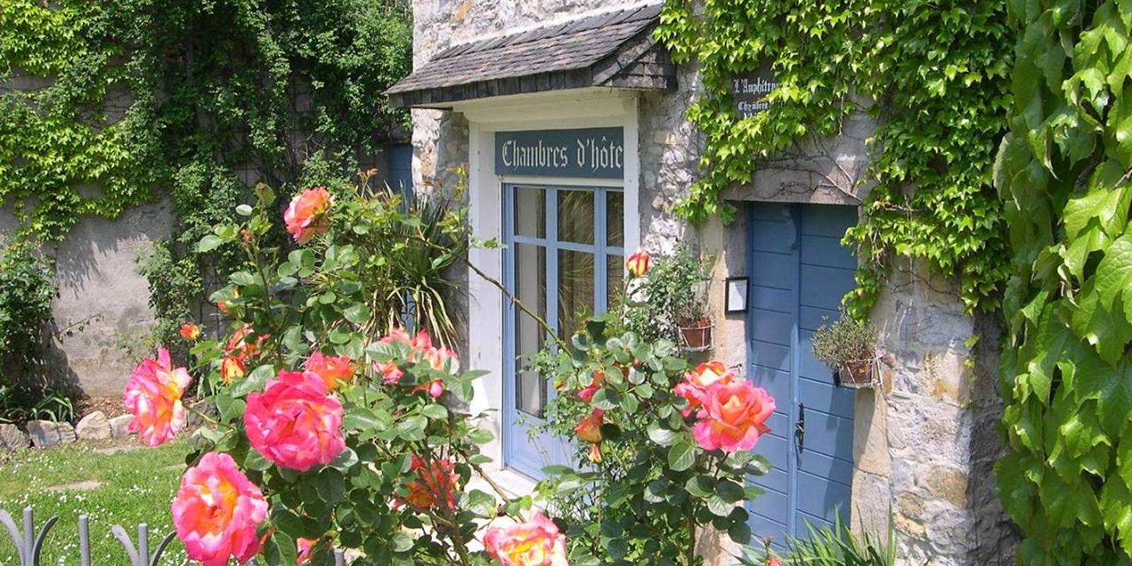 L'entrée avec son jardin fleuri