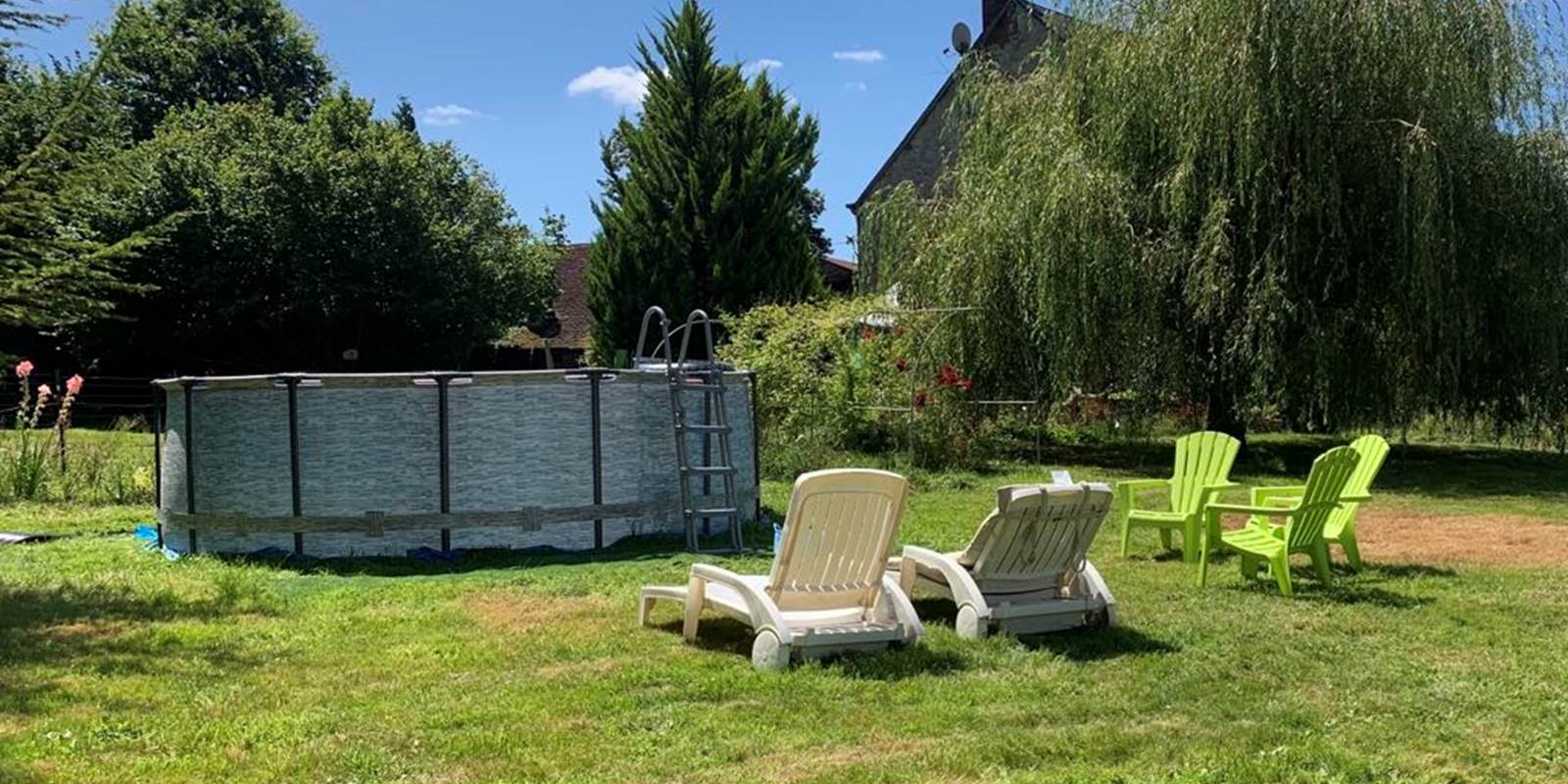 Pool sun loungers provided