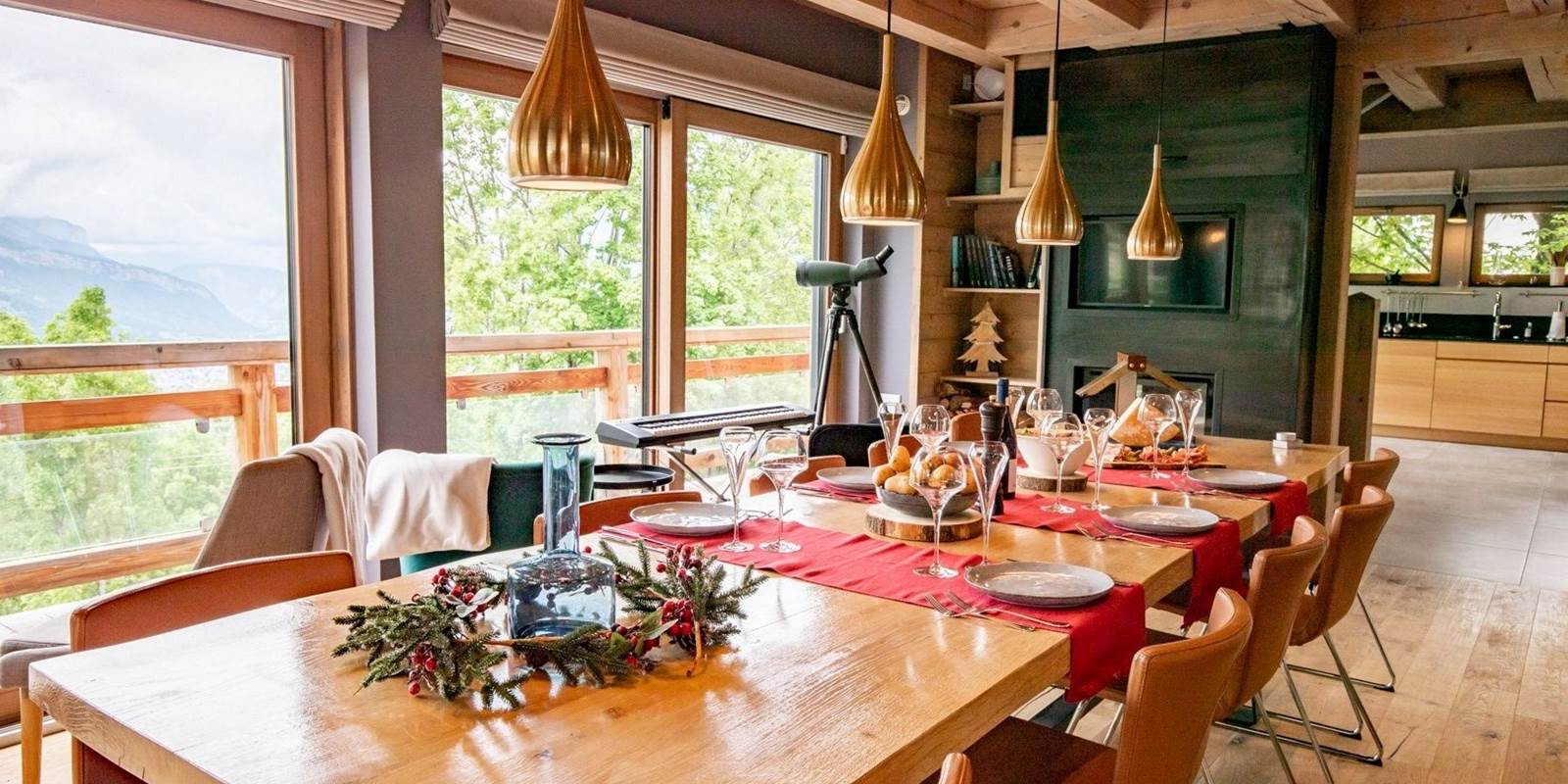 Pièce de vie chaleureuse et lumineuse