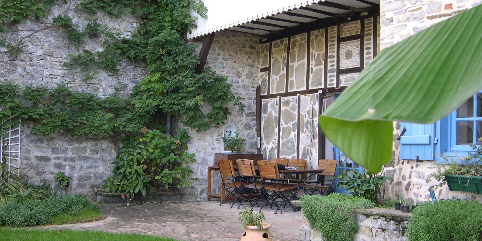Chambres d'hôtes l'Amphitryon à Oloron Sainte Marie - Petit déjeuner en terrasse