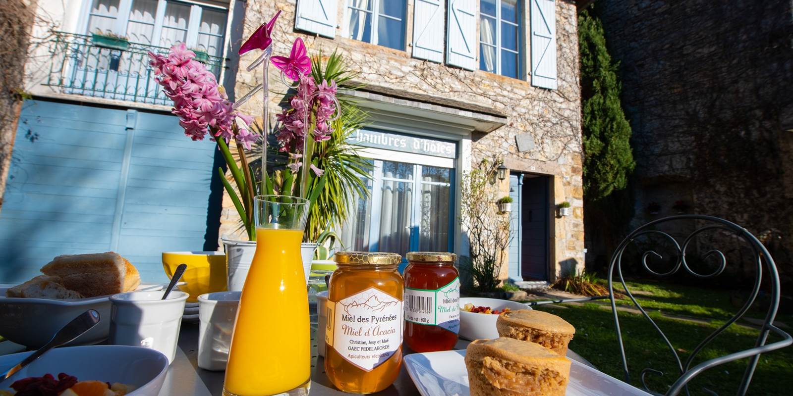Maison d'hôtes l'Amphitryon - A l'heure du petit déjeuner fait maison à base de produits locaux
