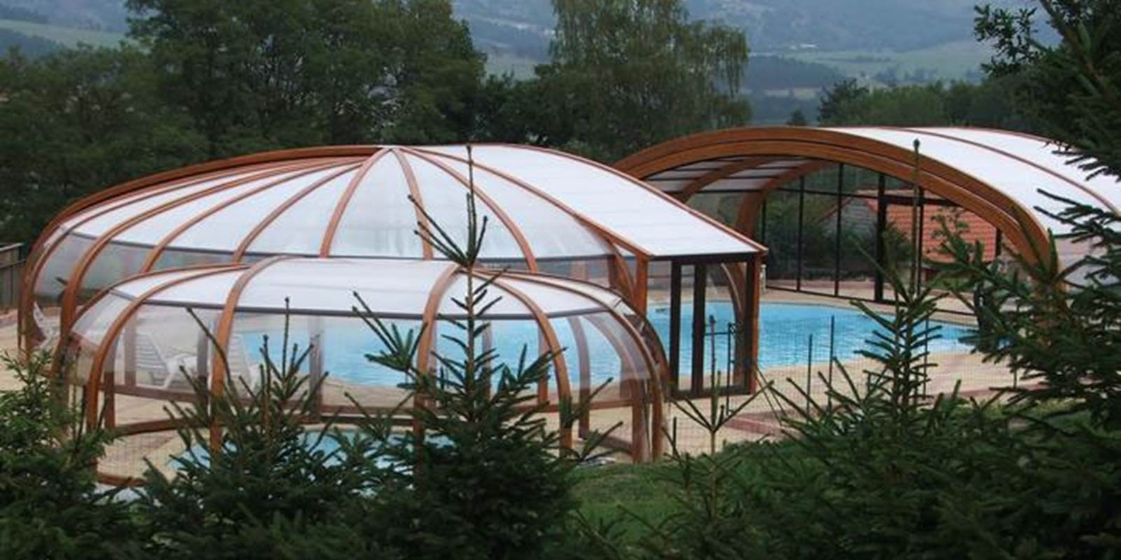 Les Chalets de la Margeride: La piscine demi découverte