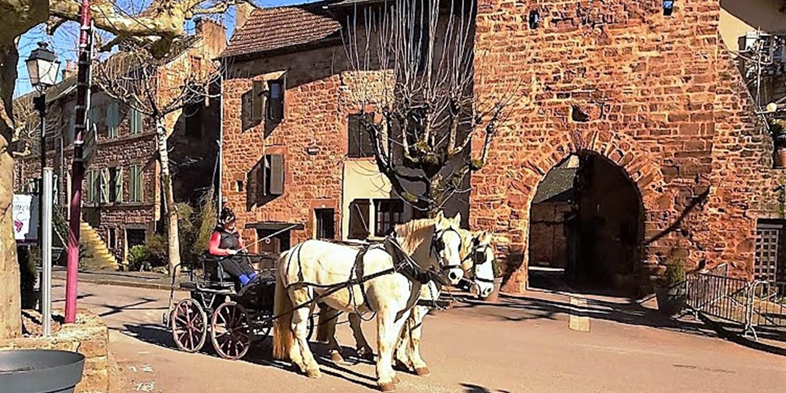 Devant la tour du village