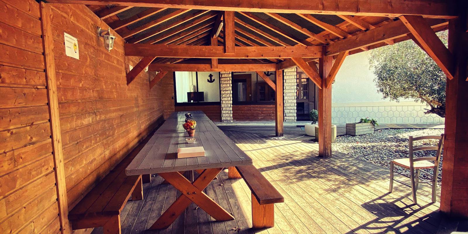 Sous la terrasse couverte, une tablée de 9 mètres de long