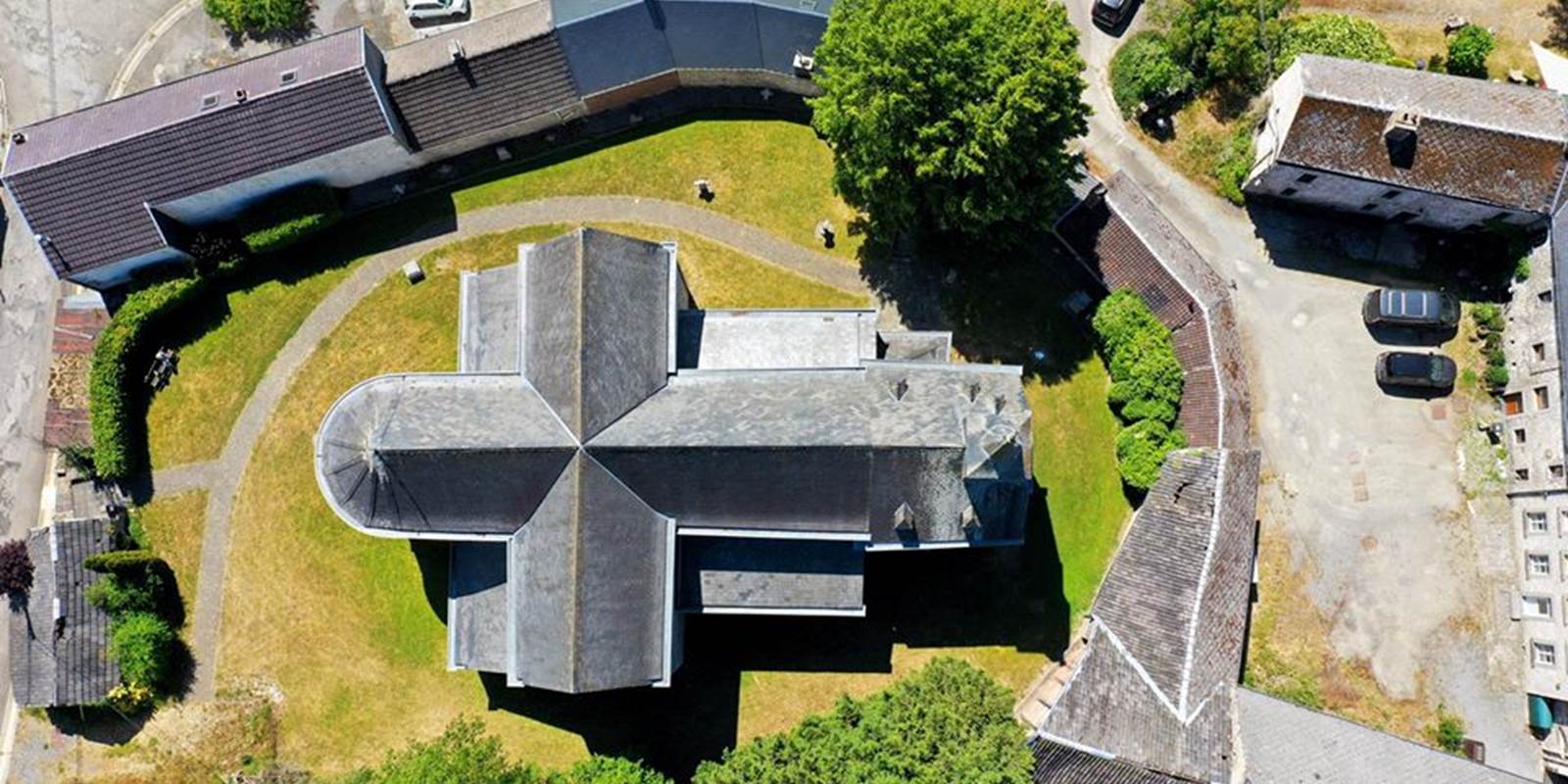 La toiture et l'espace vert de l'église jouxtant le gîte